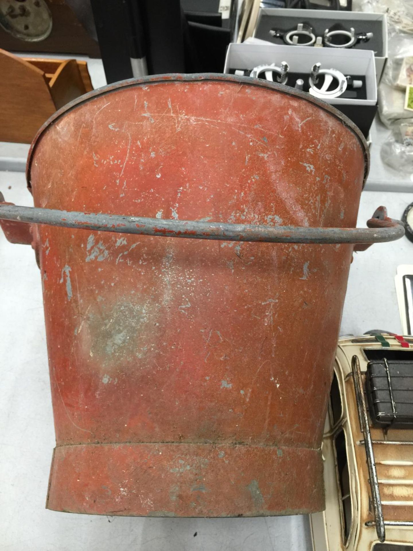 A VINTAGE GALVANISED FIRE BRIGADE BUCKET - Bild 3 aus 3