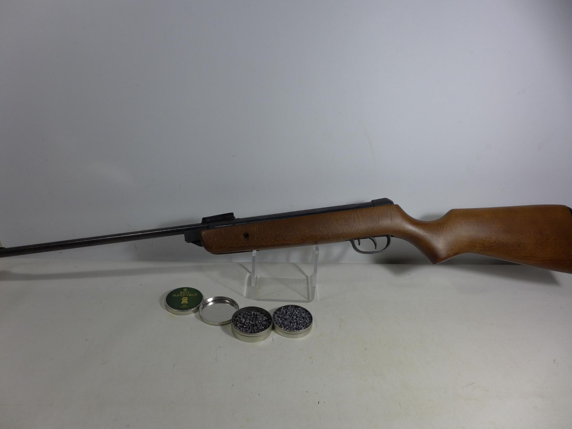 A BSA METEOR .22 CALIBRE AIR RIFLE, 47CM BARREL, SERIAL NUMBER WE16444, LENGTH 106CM, TWO TINS OF - Image 3 of 5