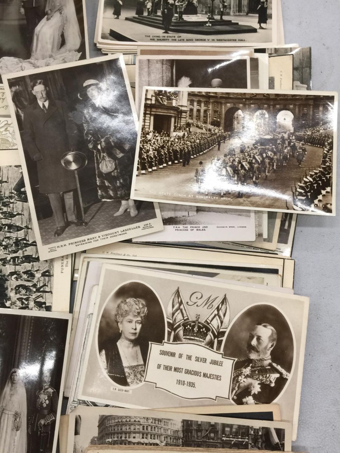 A COLLECTION OF VINTAGE BRITISH MONARCHY POSTCARDS DATING BACK TO 1902 - Image 3 of 4