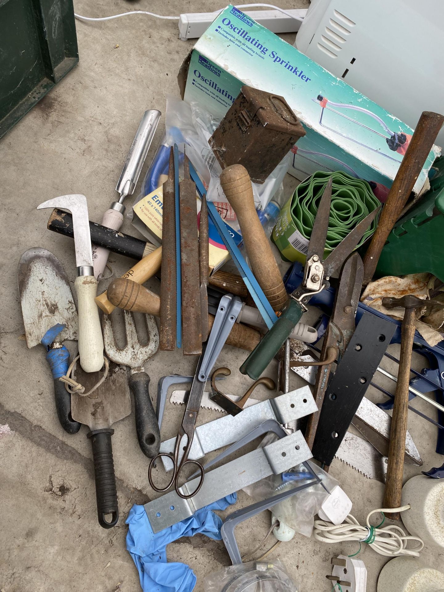 AN ASSORTMENT OF TOOLS TO INCLUDE FILES, SHEARS AND SAWS ETC - Bild 2 aus 5