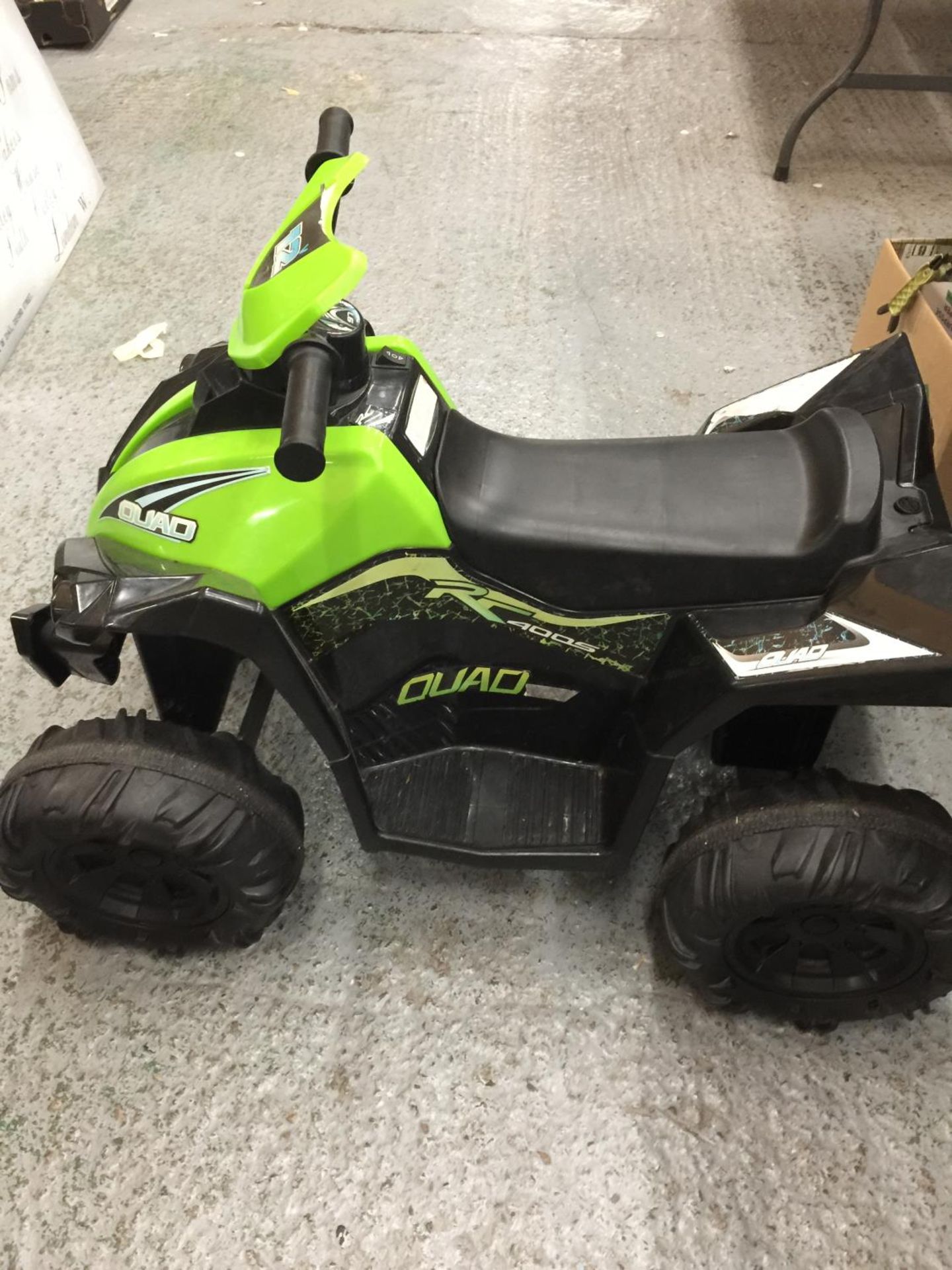 A CHILDREN'S ELECTRIC QUAD BIKE WITH CHARGER - VENDOR STATES IN WORKING ORDER AND VERY LITTLE USE,
