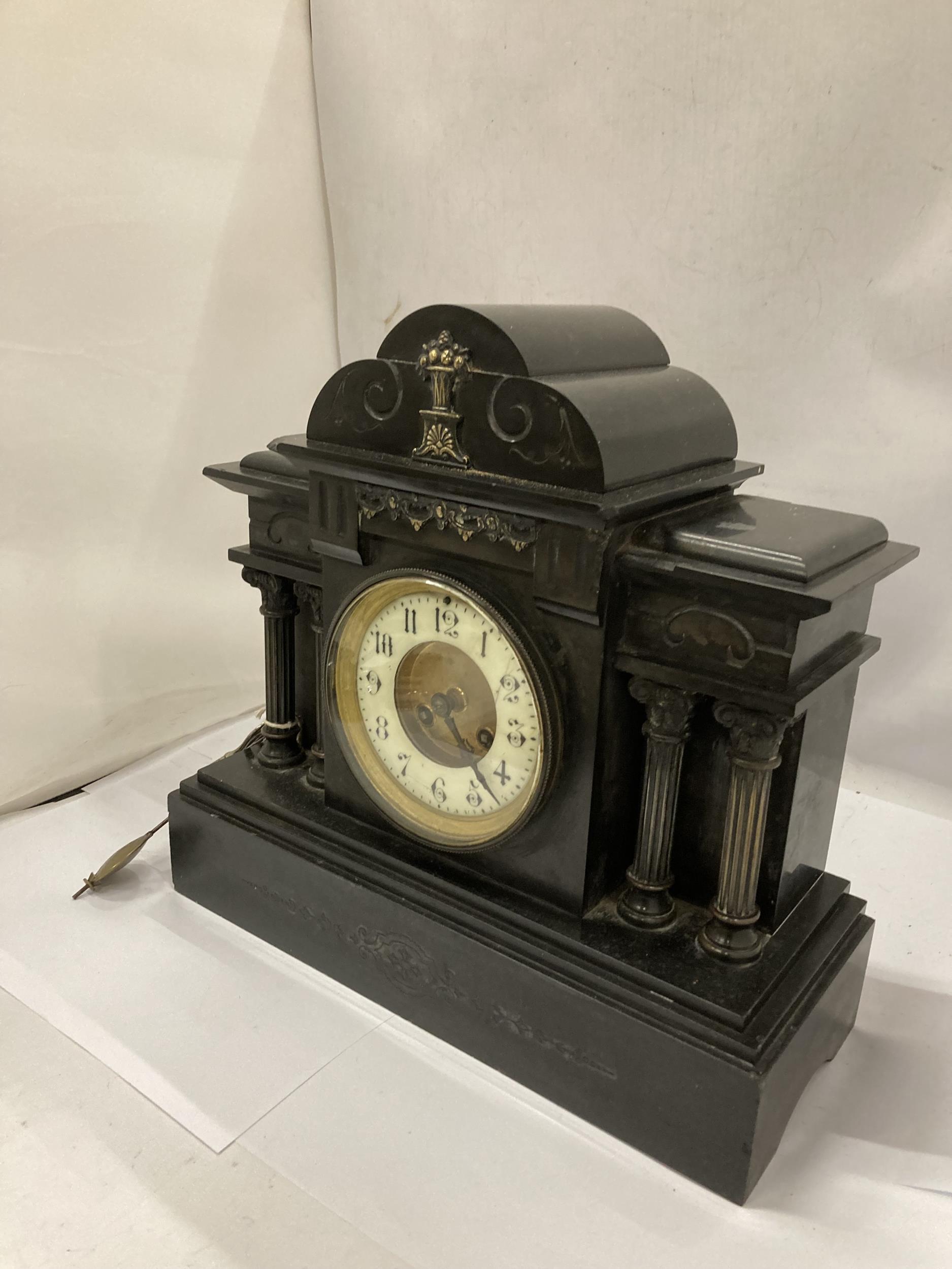 A VICTORIAN SLATE CHIMING MANTLE CLOCK WITH PENDULUM AND KEY - Image 2 of 7