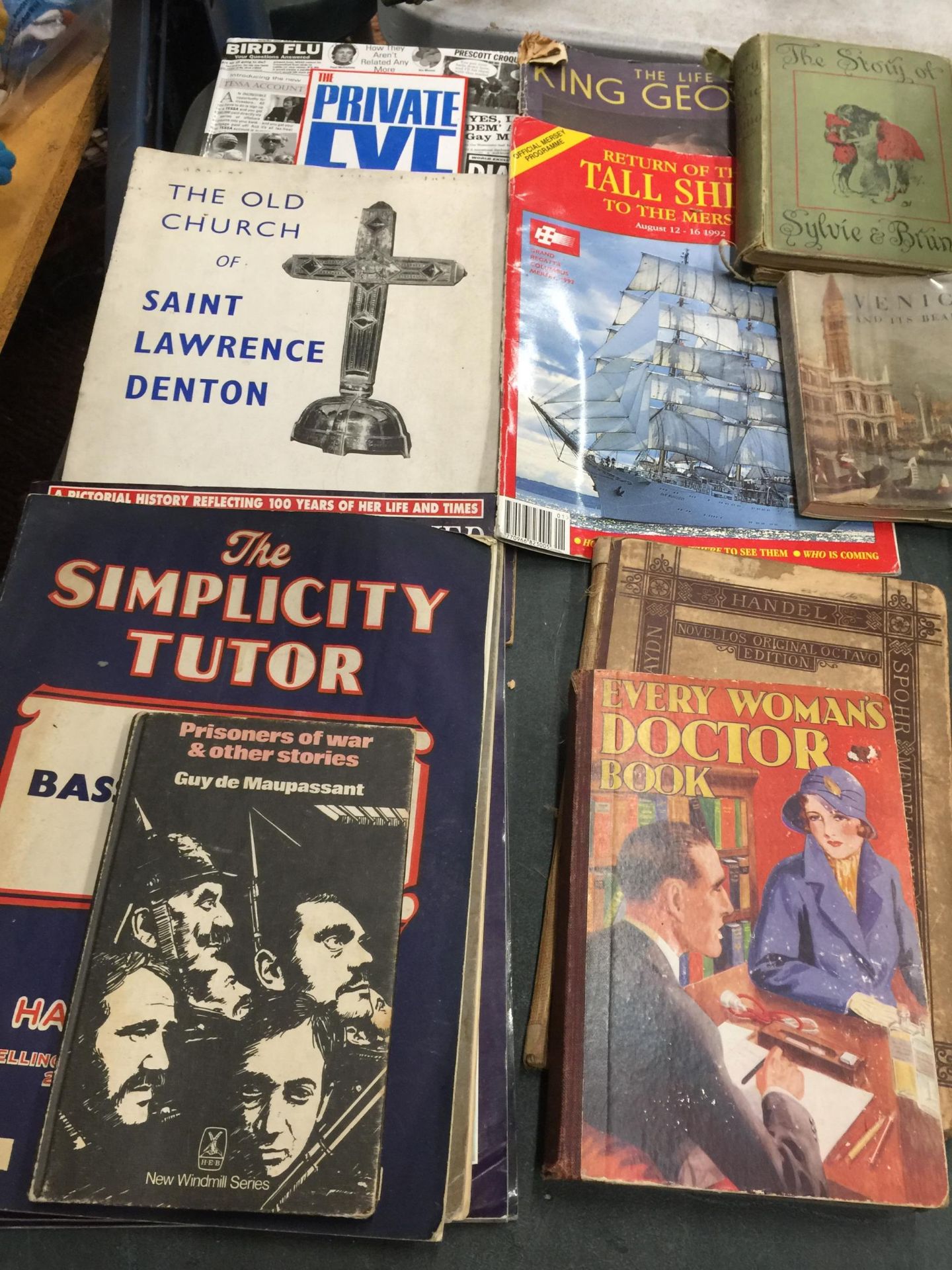 A QUANTITY OF VINTAGE BOOKS TO INCLUDE EVERY WOMAN'S DOCTOR BOOK, VENICE AND ITS BEAUTY, THE STORY - Image 2 of 5