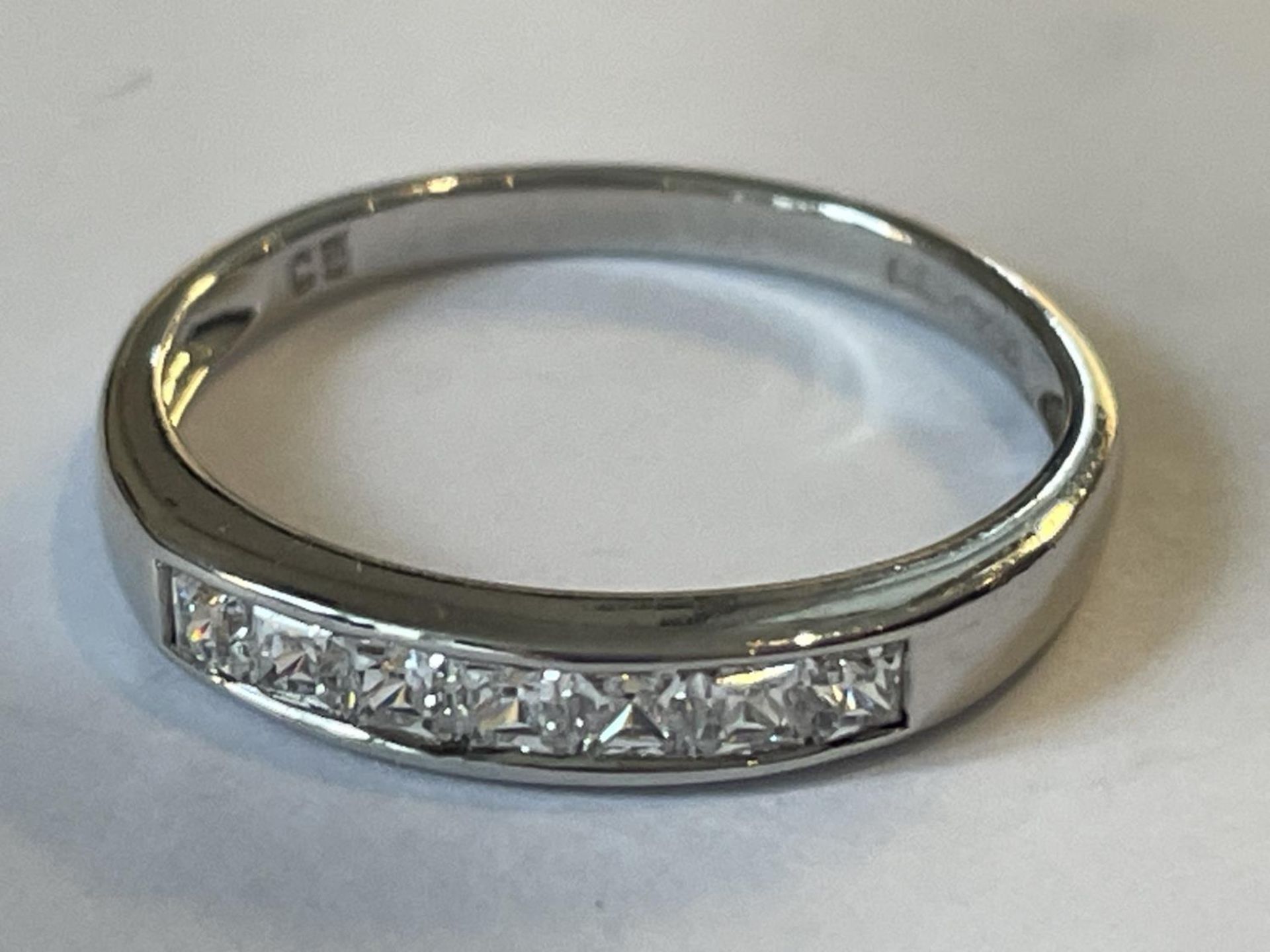 A 9 CARAT WHITE GOLD RING WITH CUBIC ZIRCONIAS SIZE R