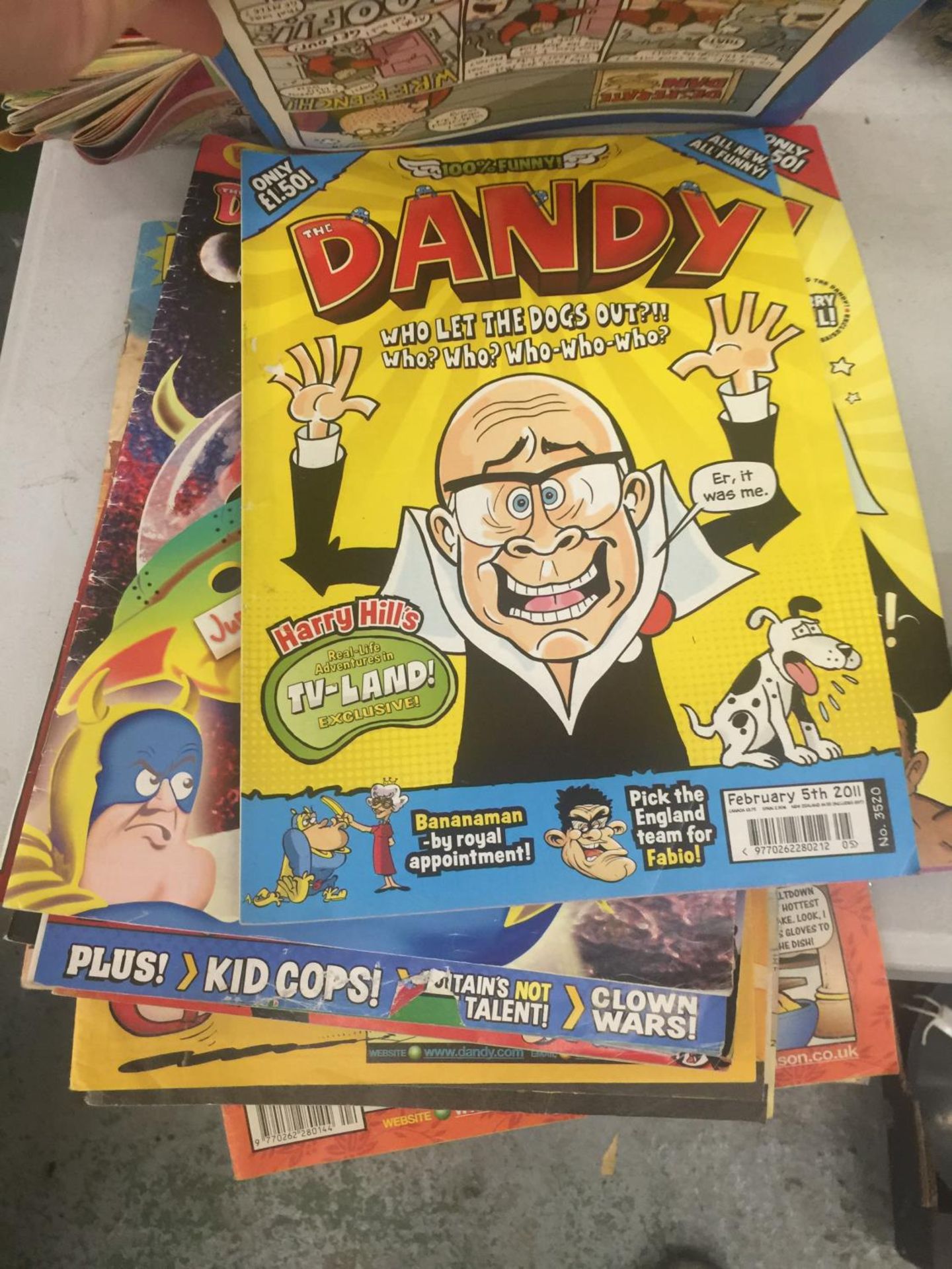 A LARGE COLLECTION OF THE DANDY AND BEANO COMICS - Bild 3 aus 5