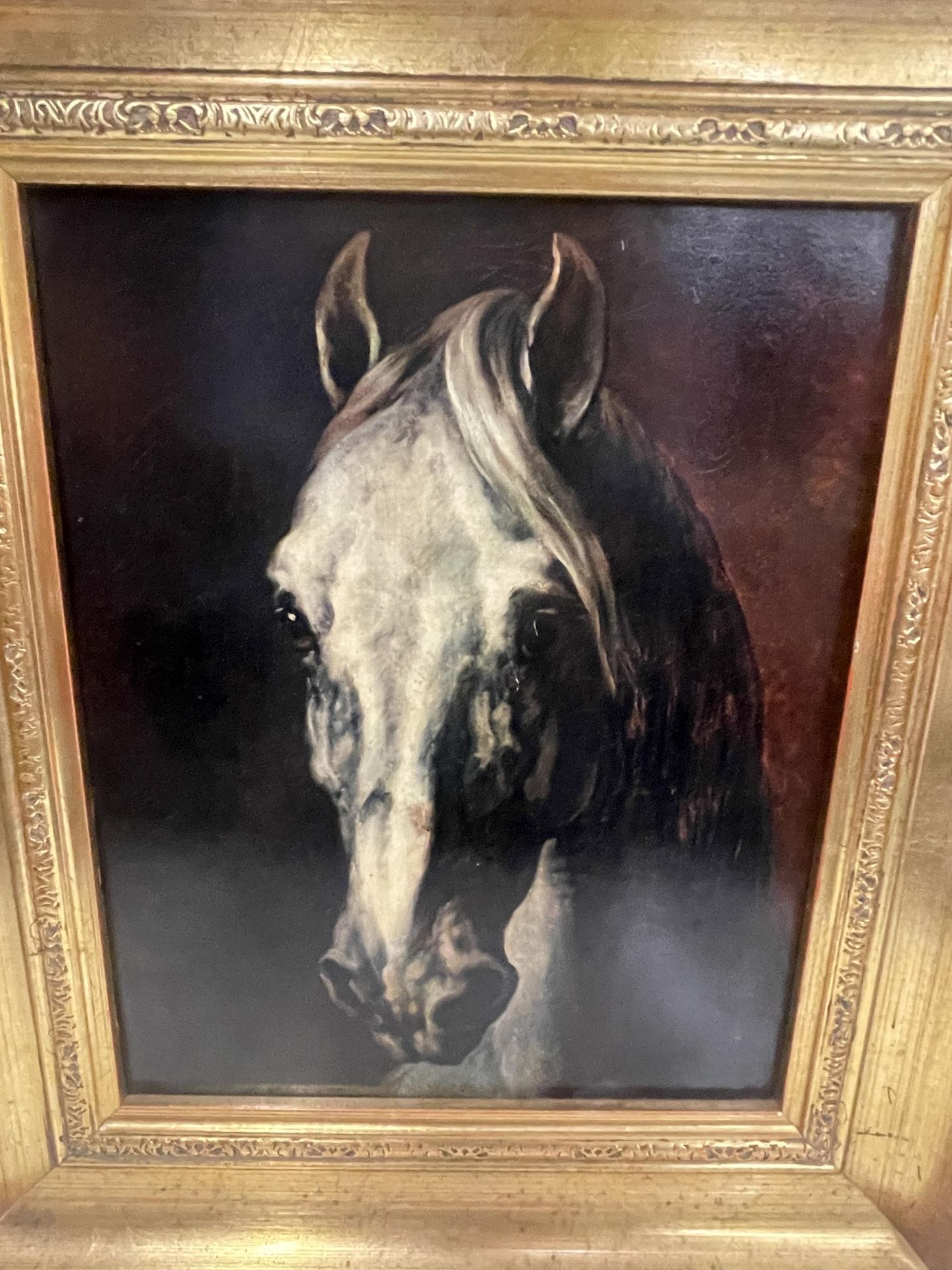 A GILT FRAMED PRINT OF A HORSE - Image 2 of 3
