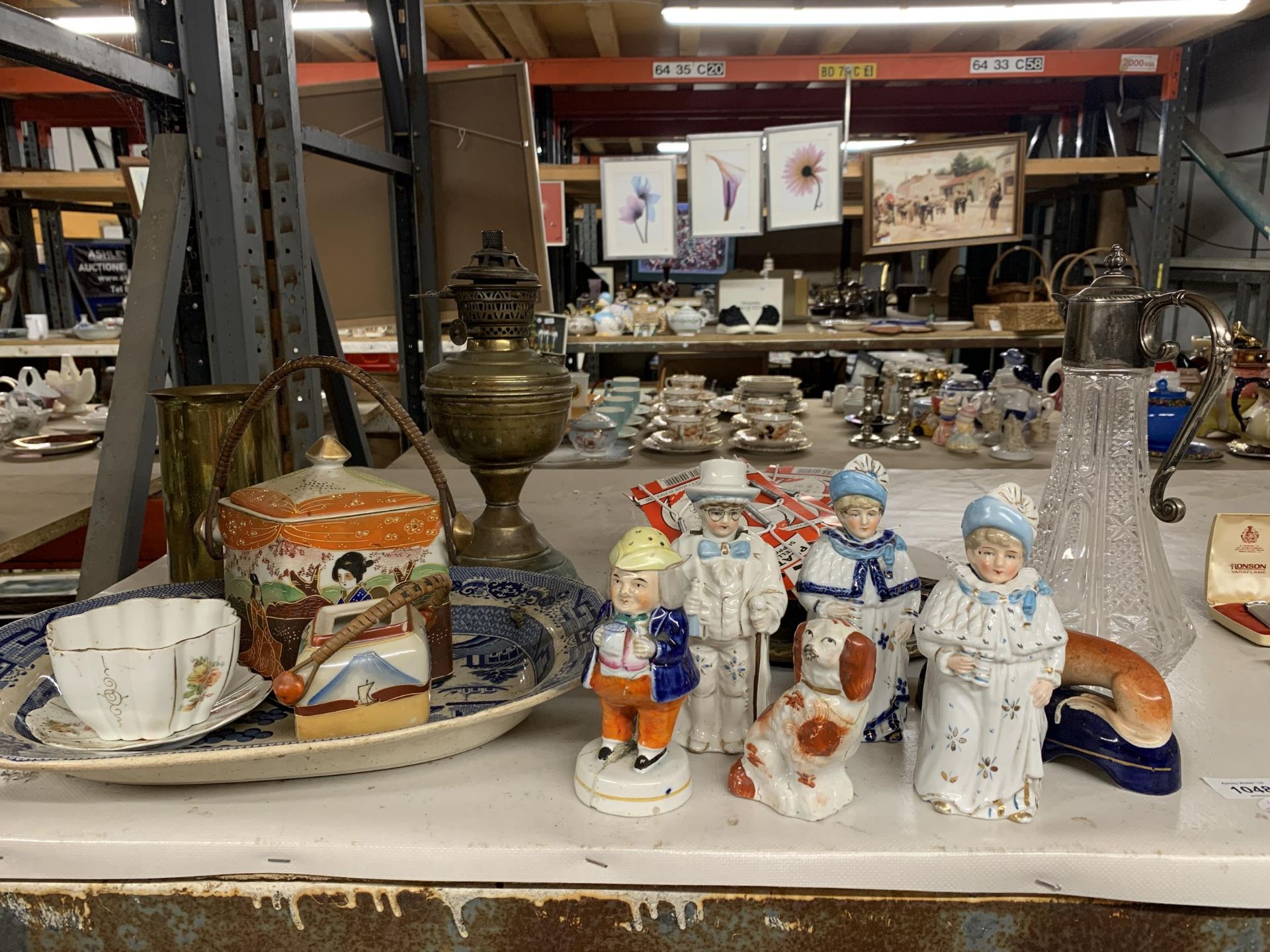 A MIXED LOT OF CERAMICS TO INCLUDE CONTINENTAL FIGURES, ORIENTAL POT, BRASS OIL LAMP ETC