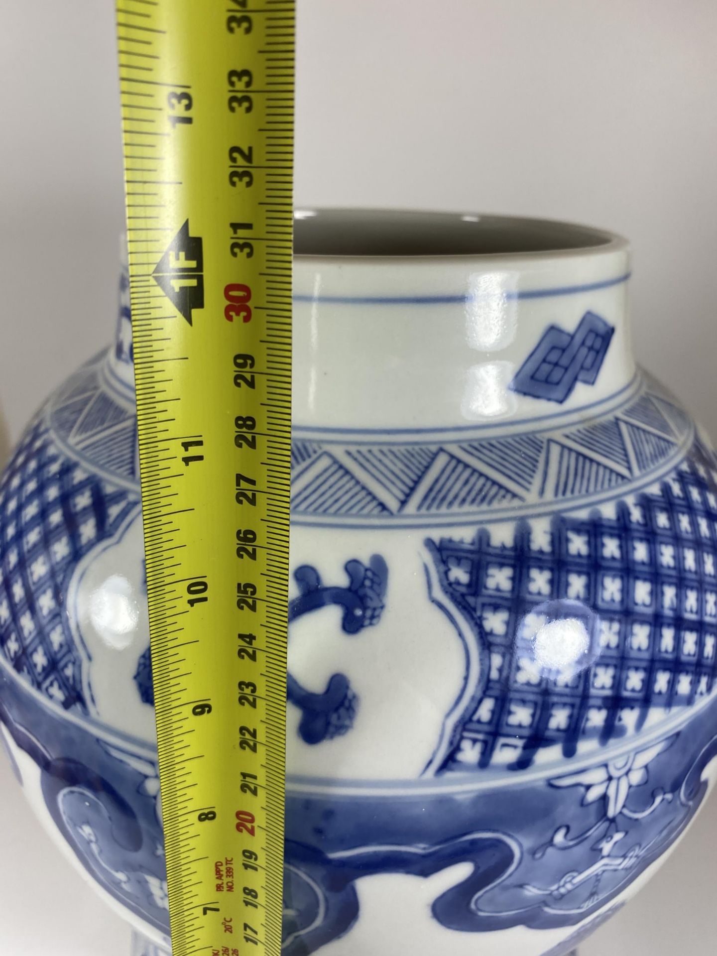 A LARGE CHINESE BLUE AND WHITE VASE WITH DRAGON DESIGN, MARKS TO BASE, HEIGHT 31CM - Image 6 of 6