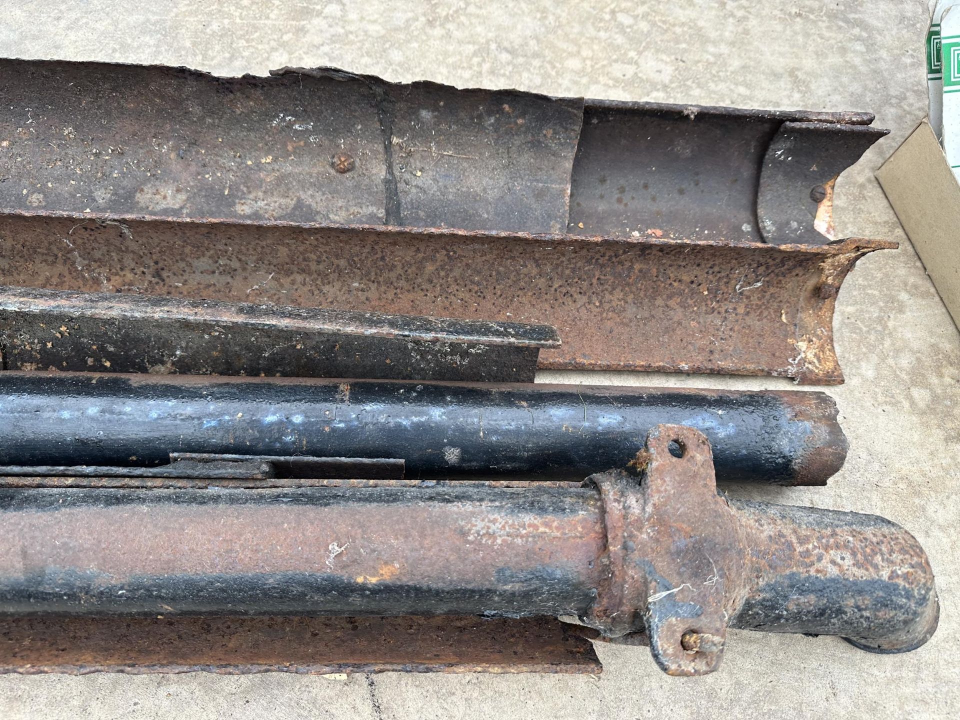 AN ASSORTMENT OF CAST IRON GUTTERS AND DOWN SPOUTS ETC - Image 2 of 3