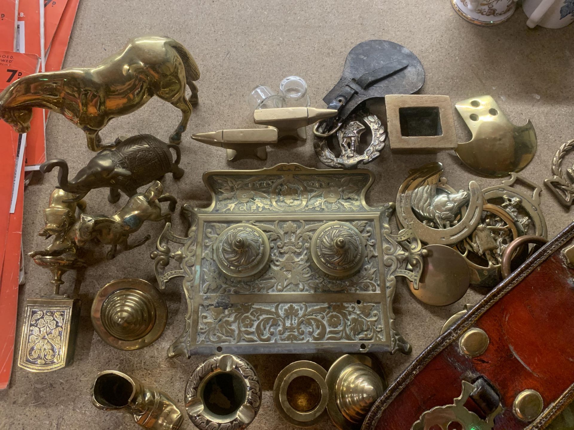 A GROUP OF VINTAGE BRASS ITEMS, HORSE BRASSES, BRASS INKSTAND, HORSE FIGURES ETC - Image 2 of 4