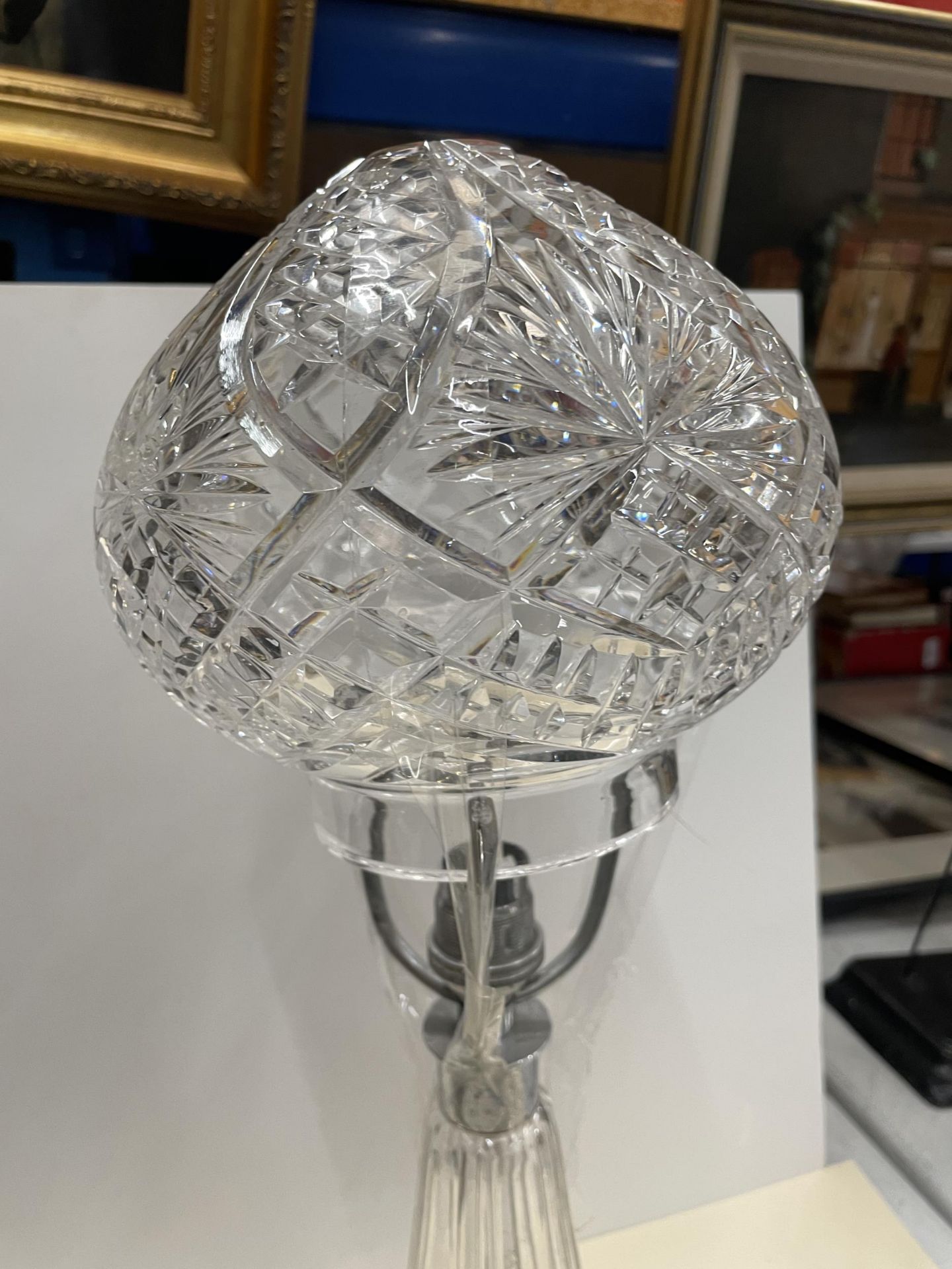 A CUT GLASS MUSHROOM LAMP WITH SHADE - Bild 2 aus 3