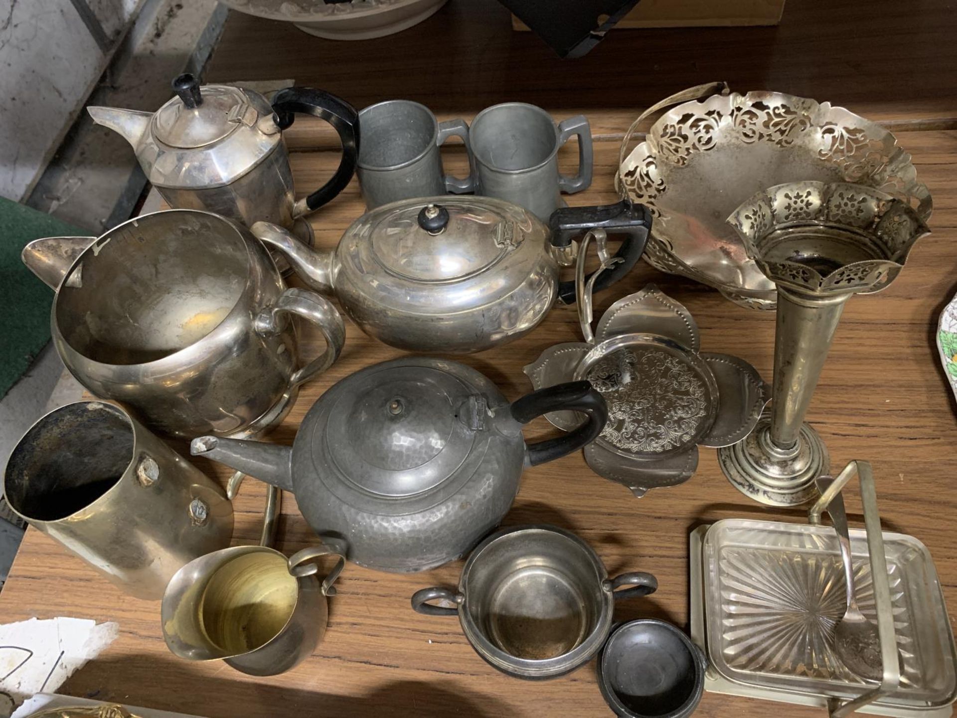 A LARGE QUANTITY OF PEWTER AND SILVER PLATED ITEMS TO INCLUDE TEAPOTS, TANKARDS, JUGS, ETC