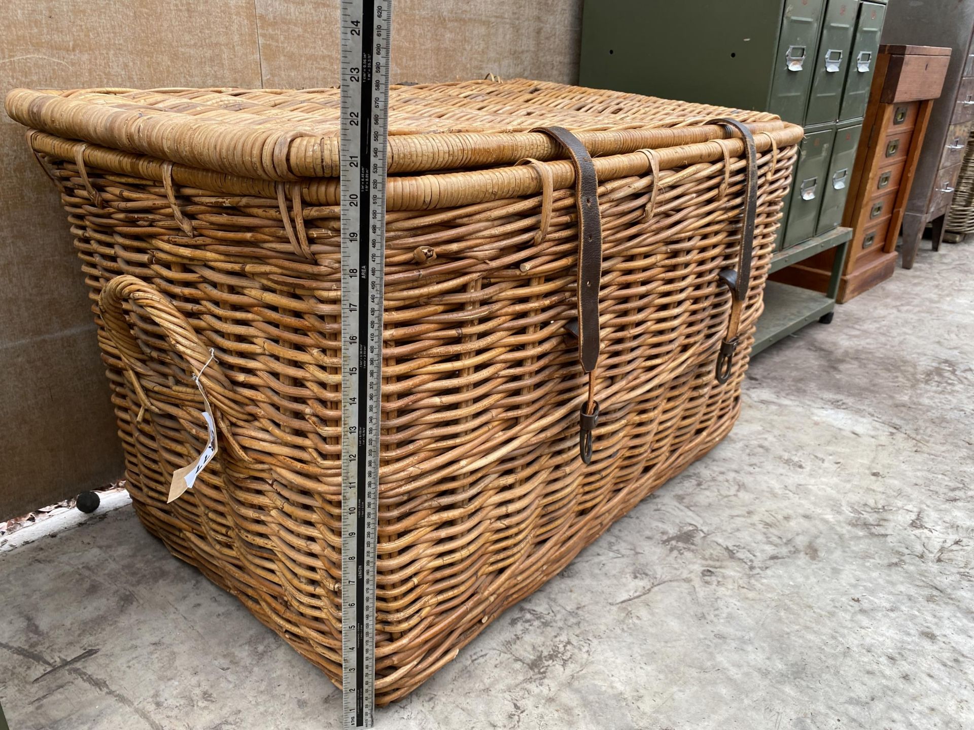 A LARGE WICKER LOG BASKET WITH HINGED LID AND LEATHER STRAPPING - Bild 2 aus 4