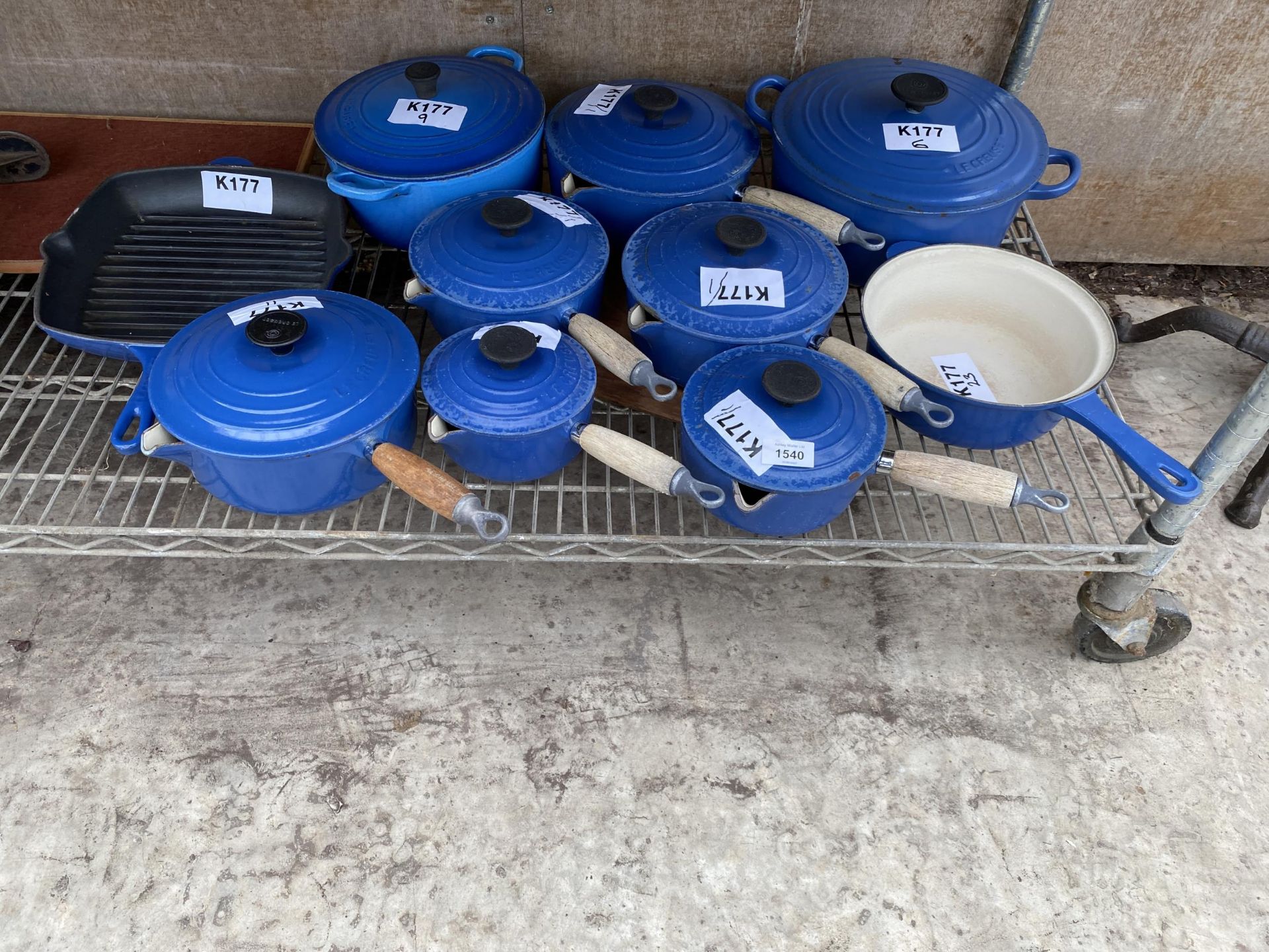 A LARGE COLLECTION OF BLUE LE CREUSET PANS TO INCLUDE A CASAROLE DISH, VARIOUS SIZED SAUCEPANS