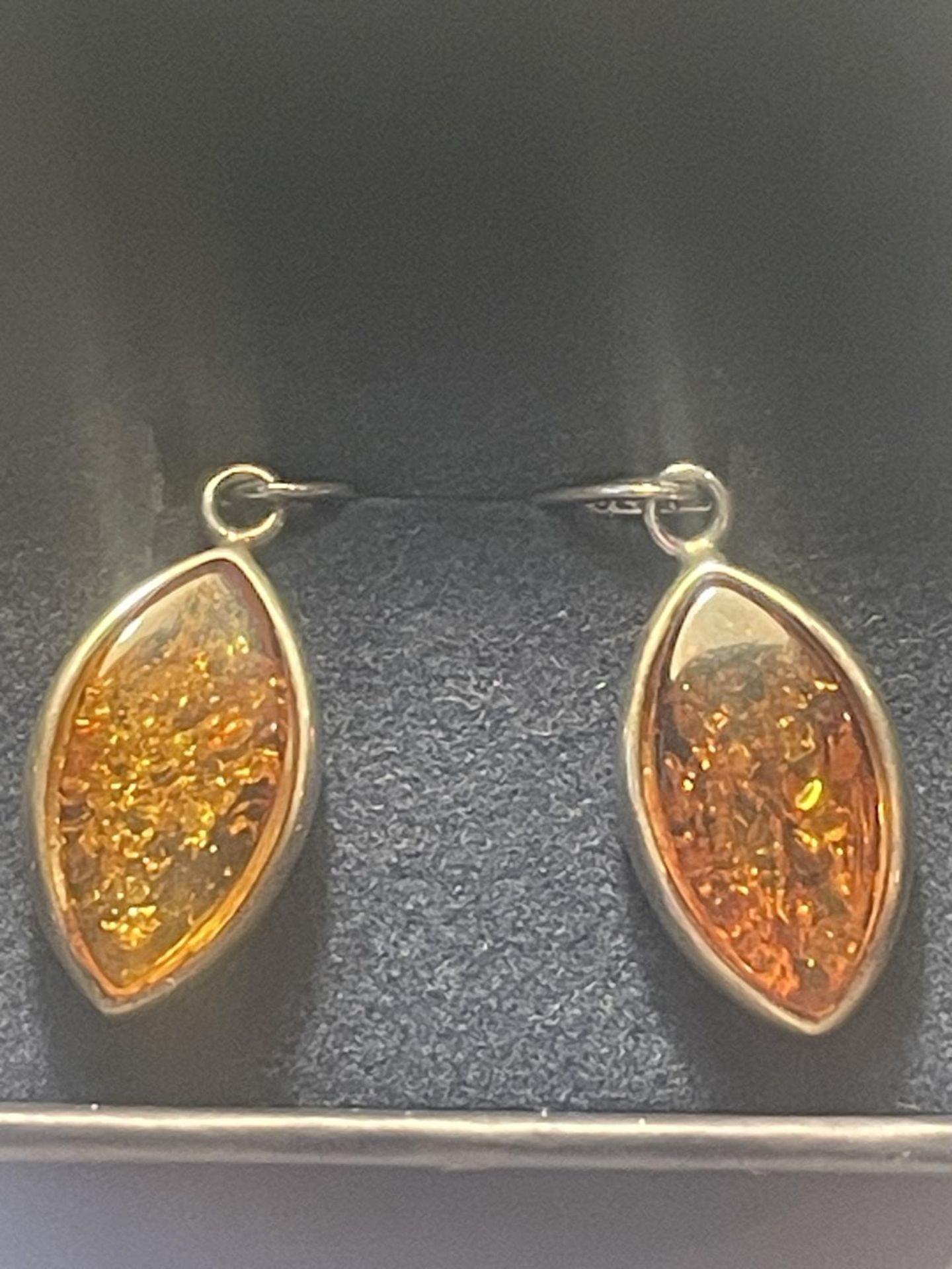 A PAIR OF SILVER AND AMBER DROP EARRINGS IN A PRESENTATION BOX - Image 2 of 3