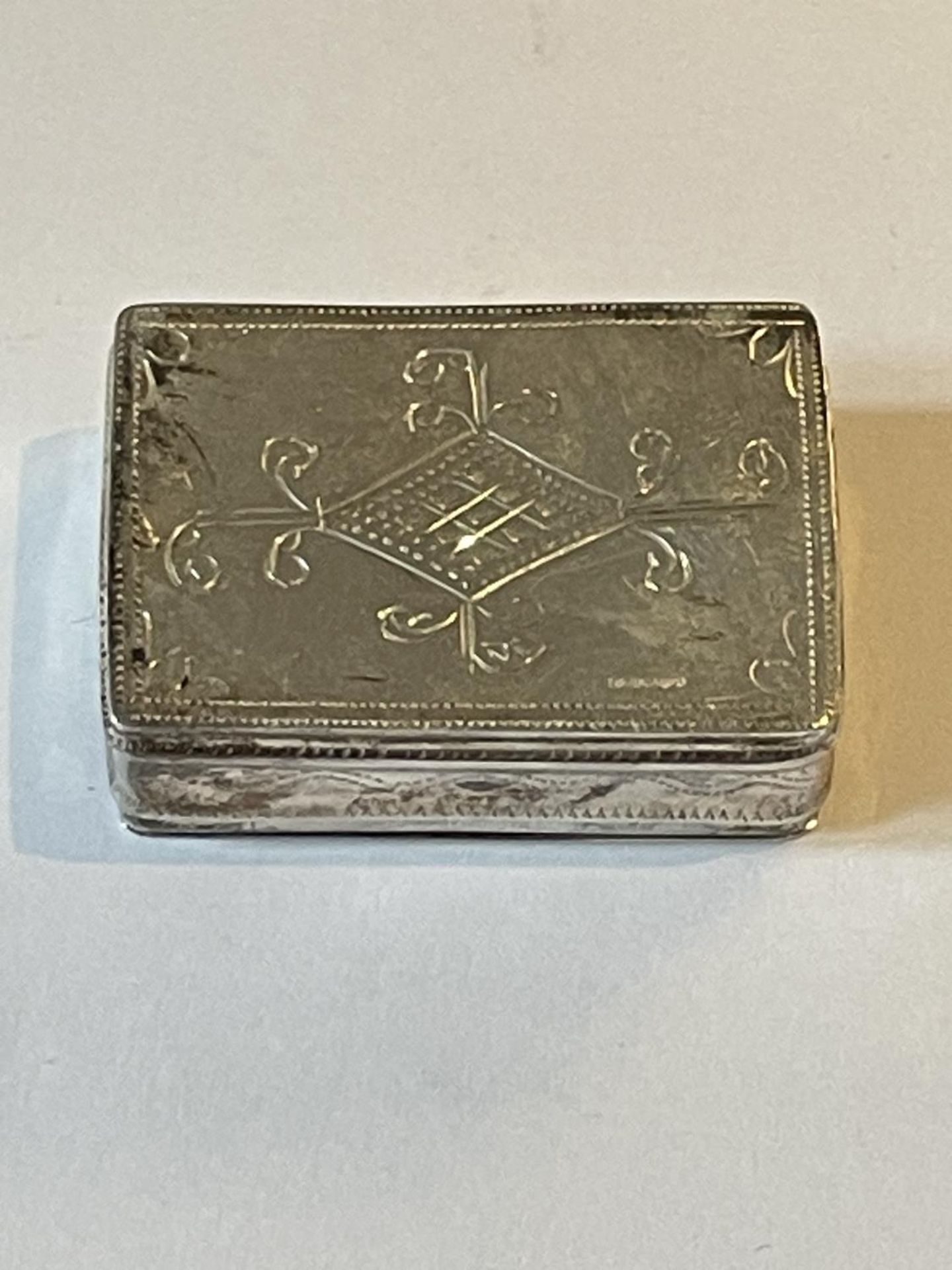 A SILVER PILL BOX - Image 4 of 4