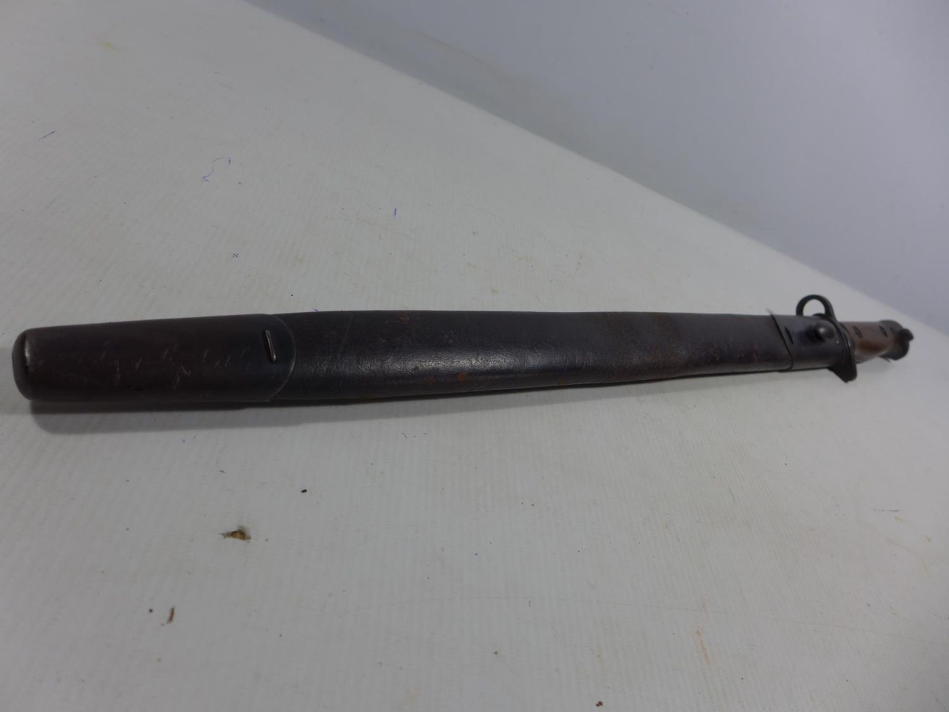 A BRITISH ARMY WORLD WAR I 1907 PATTERN BAYONET AND SCABBARD BY WILKINSON, 43CM BLADE - Image 6 of 7