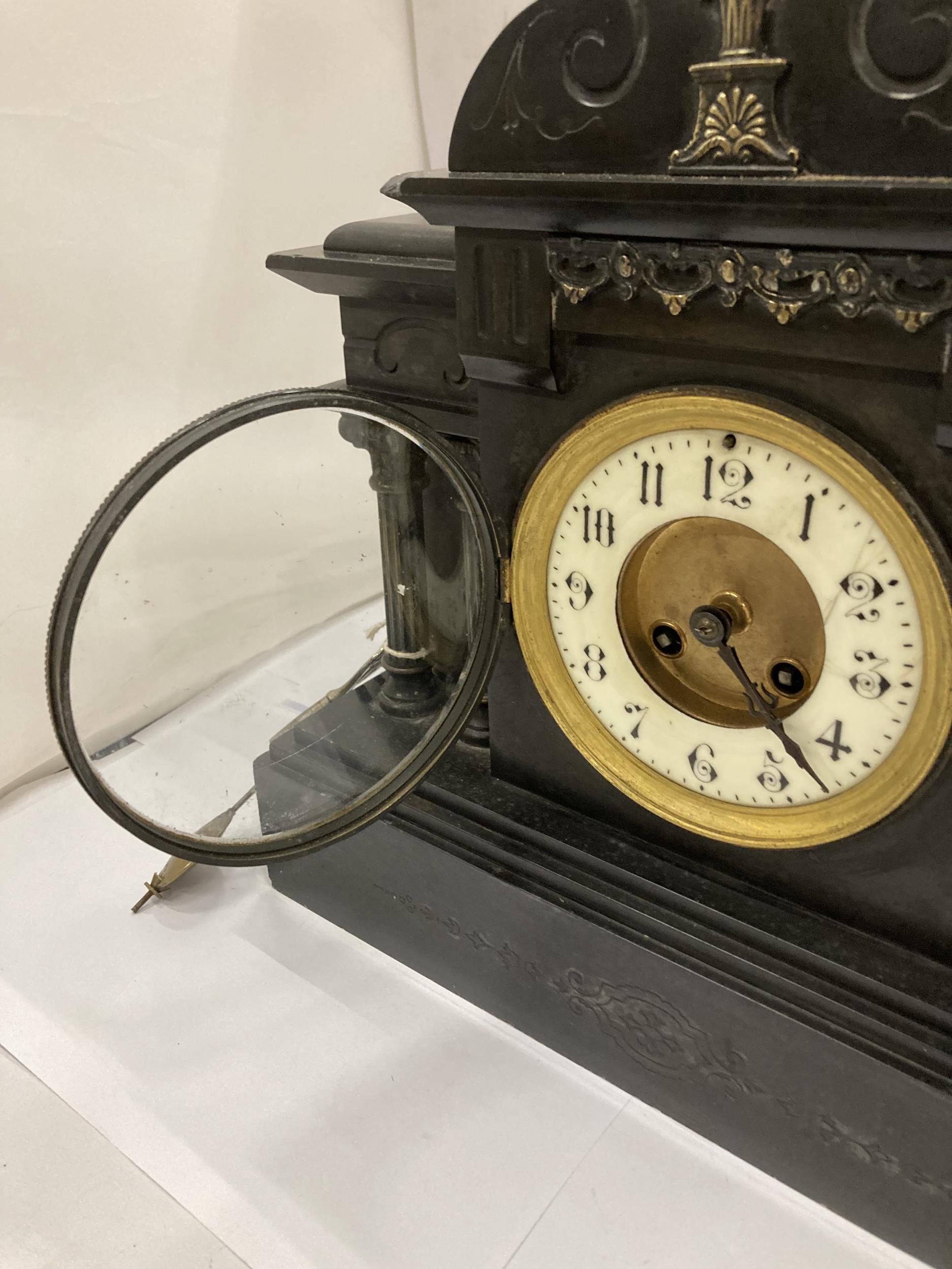 A VICTORIAN SLATE CHIMING MANTLE CLOCK WITH PENDULUM AND KEY - Image 4 of 7