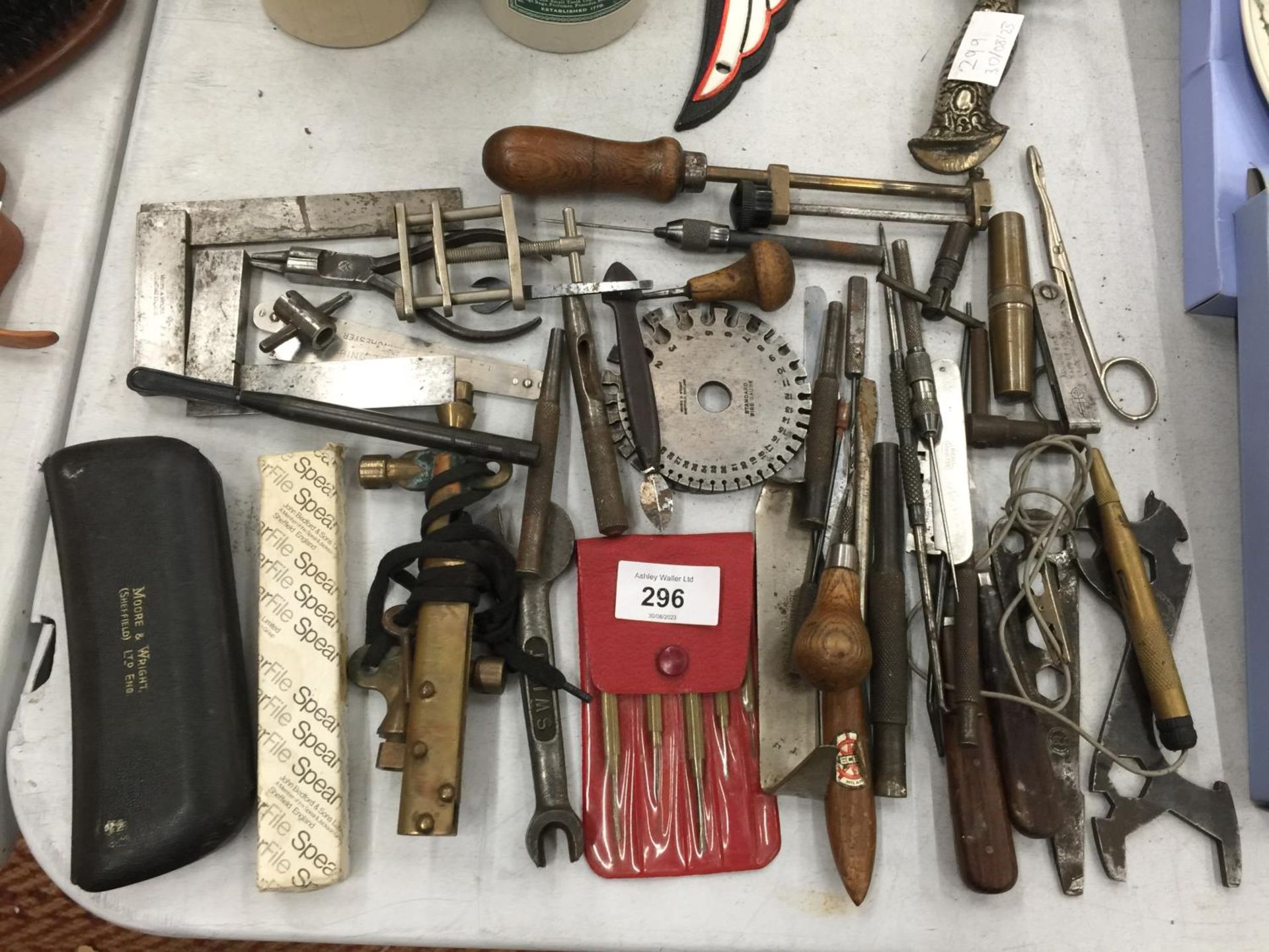 A QUANTITY OF SMALL VINTAGE TOOLS