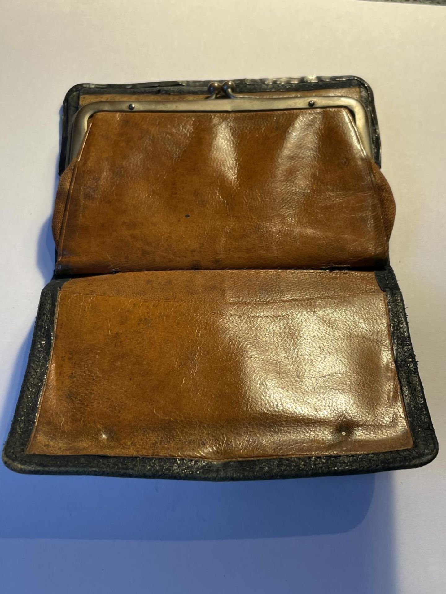 A VINTAGE MARKED 925 SILVER AND LEATHER PURSE - Bild 3 aus 4