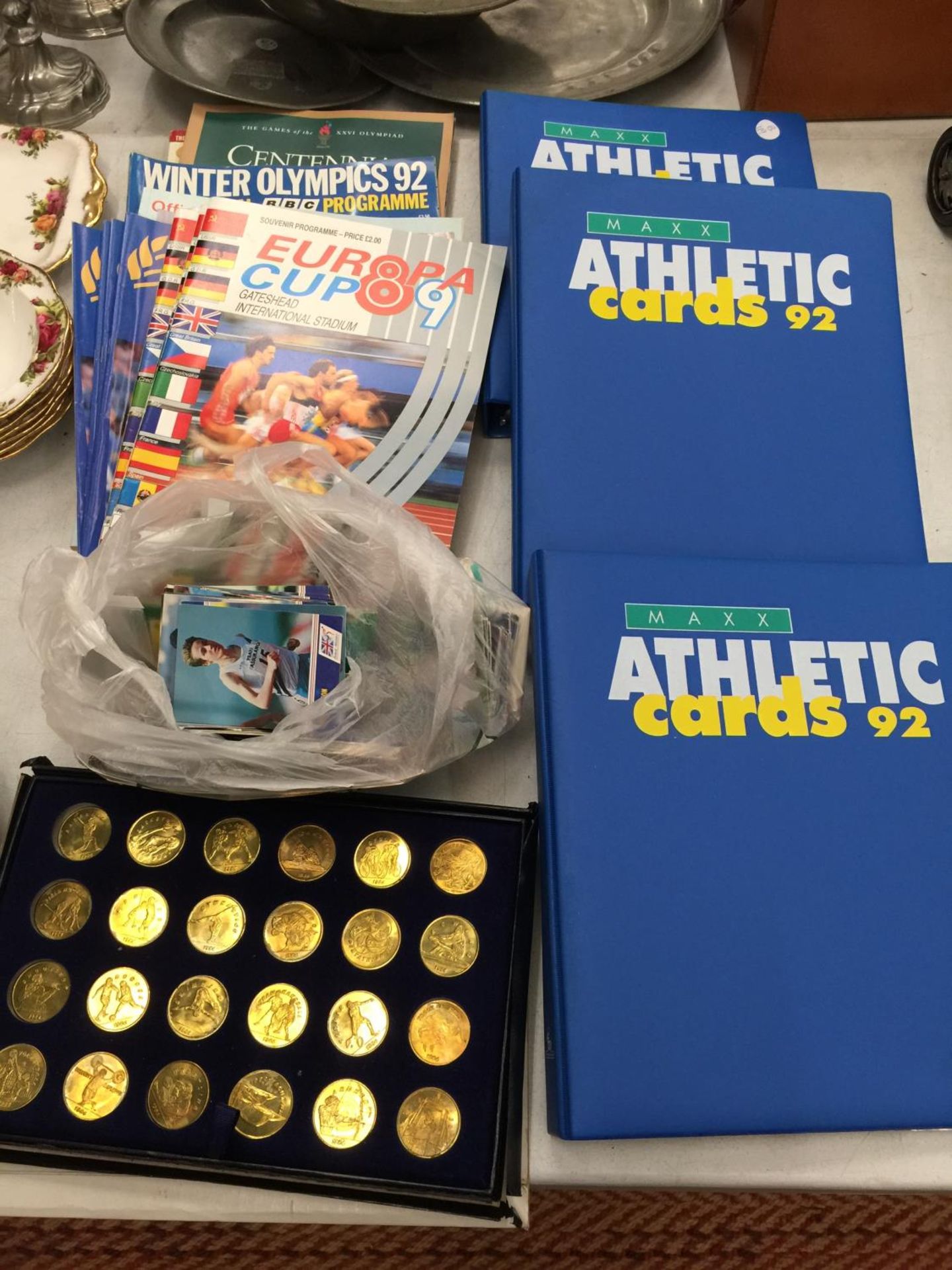A LARGE QUANTITY OF ATHLETICS ITEMS TO INCLUDE MAXX CARDS, SOUVENIR PROGRAMMES, A SET OF TRANSIT