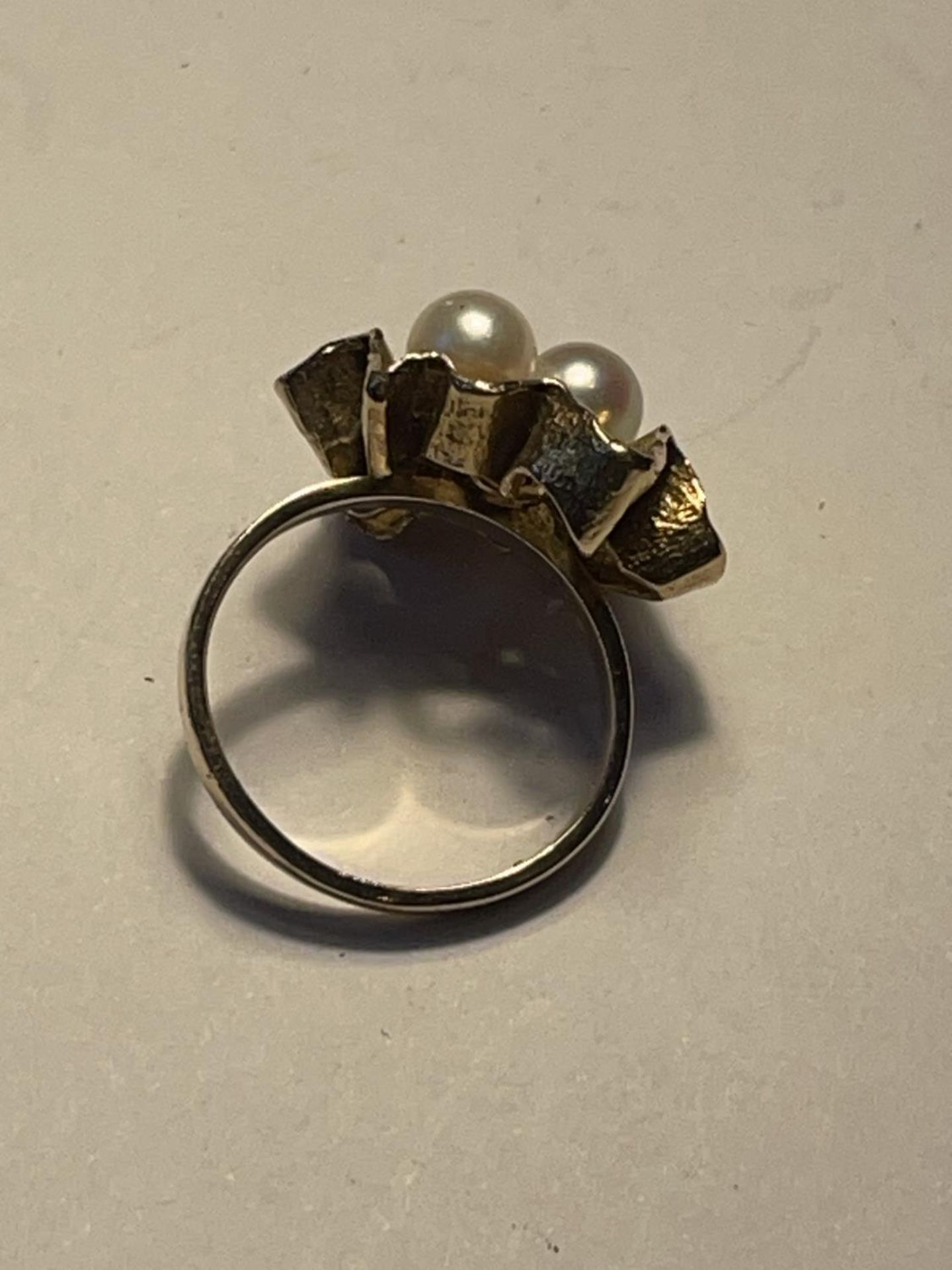 A 9CT YELLOW GOLD AND PEARL RING SIZE K, WEIGHT 4.44 GRAMS - Image 3 of 3