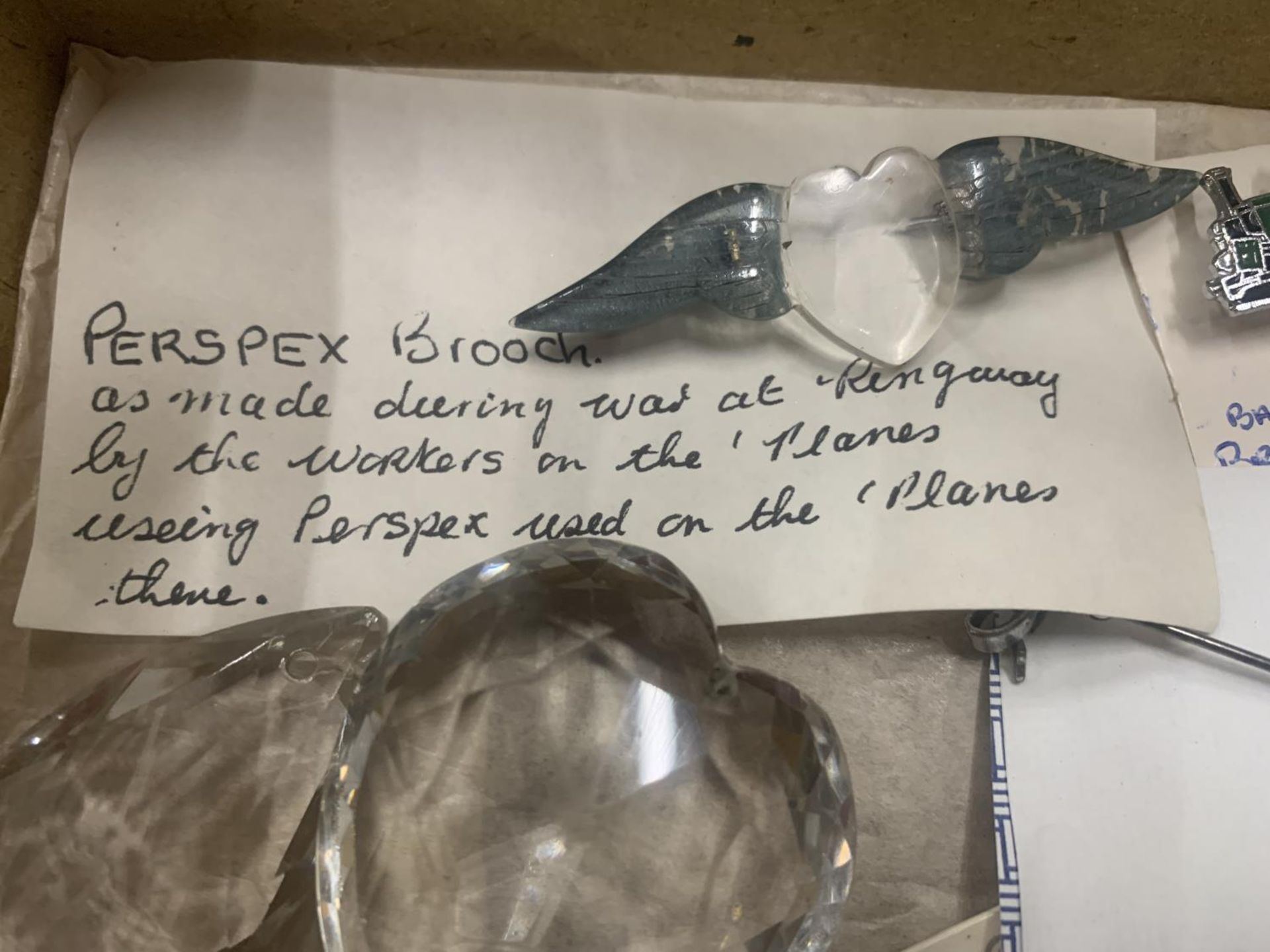 A QUANTITY OF COSTUME JEWELLERY TO INCLUDE A PERSPEX 'WINGS' BROOCH MADE DURING THE WAR AT - Image 3 of 4