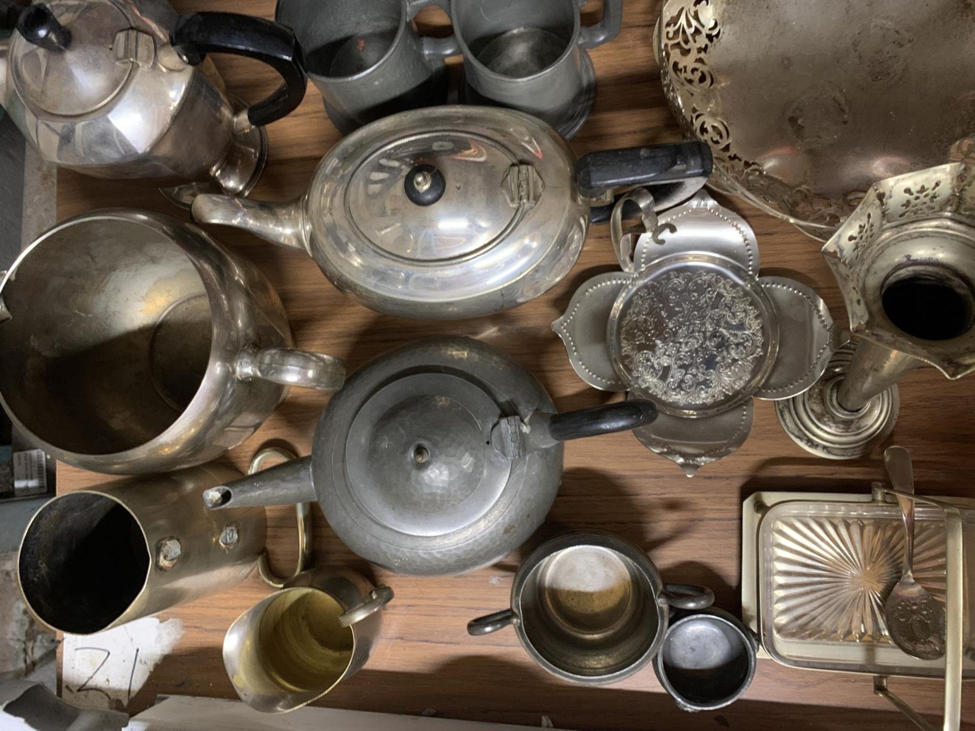 A LARGE QUANTITY OF PEWTER AND SILVER PLATED ITEMS TO INCLUDE TEAPOTS, TANKARDS, JUGS, ETC - Image 2 of 2