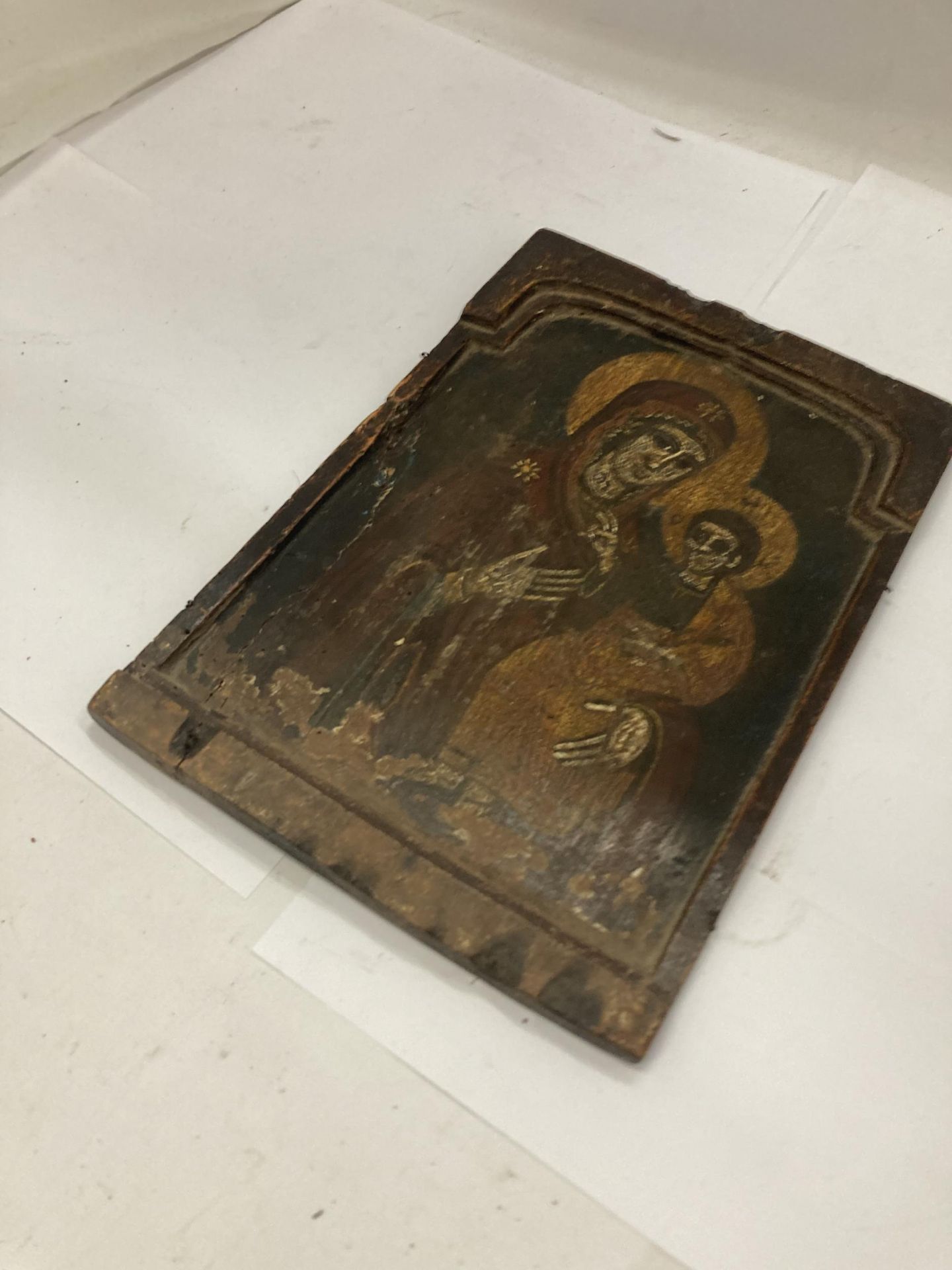 A 19TH CENTURY HAND PAINTED ICON OF THE MADONNA AND CHILD - Image 3 of 4