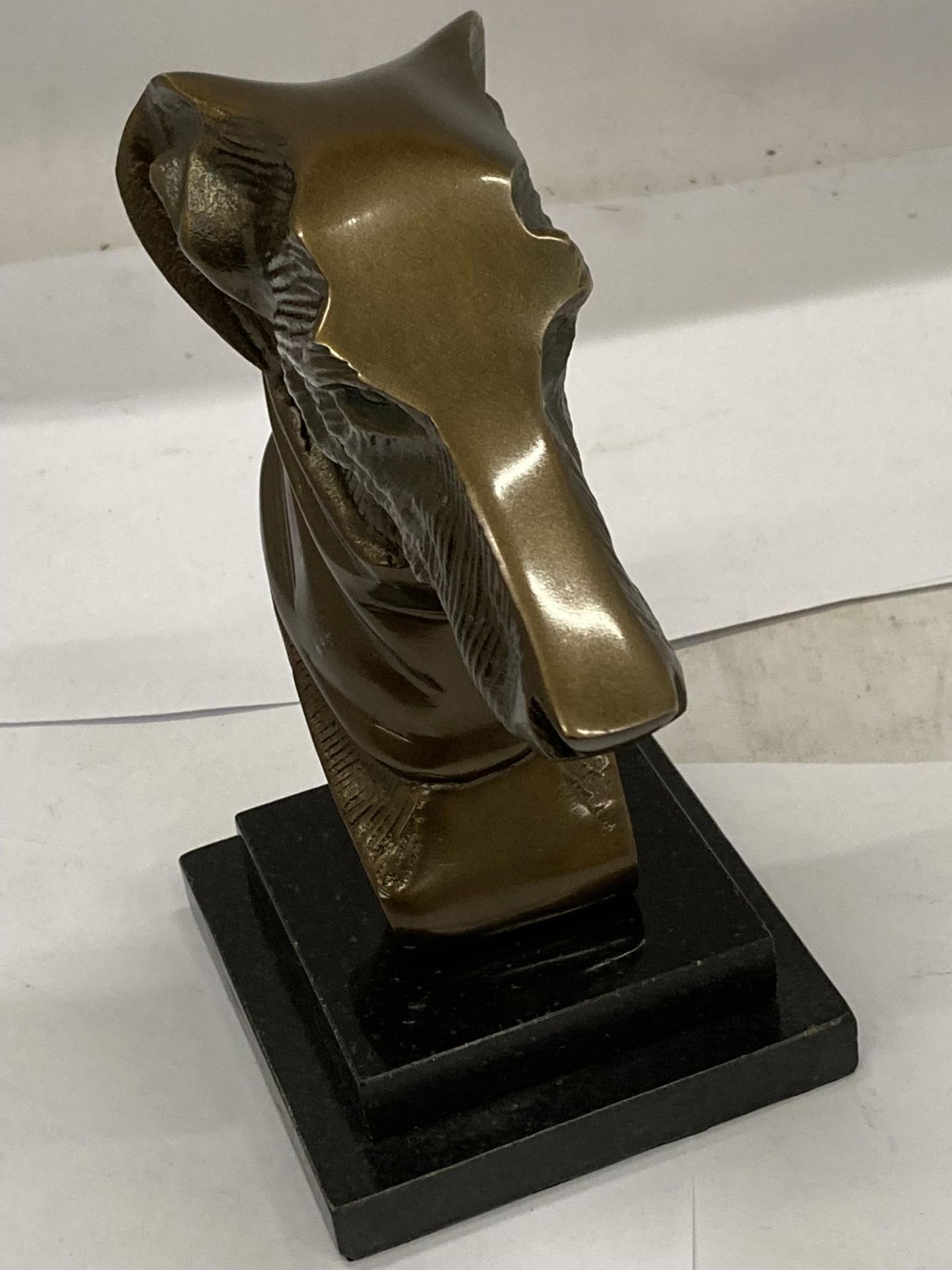 A BRONZE GREYHOUND/WHIPPET DOG BUST ON MARBLE BASE, HEIGHT 22CM - Image 2 of 4