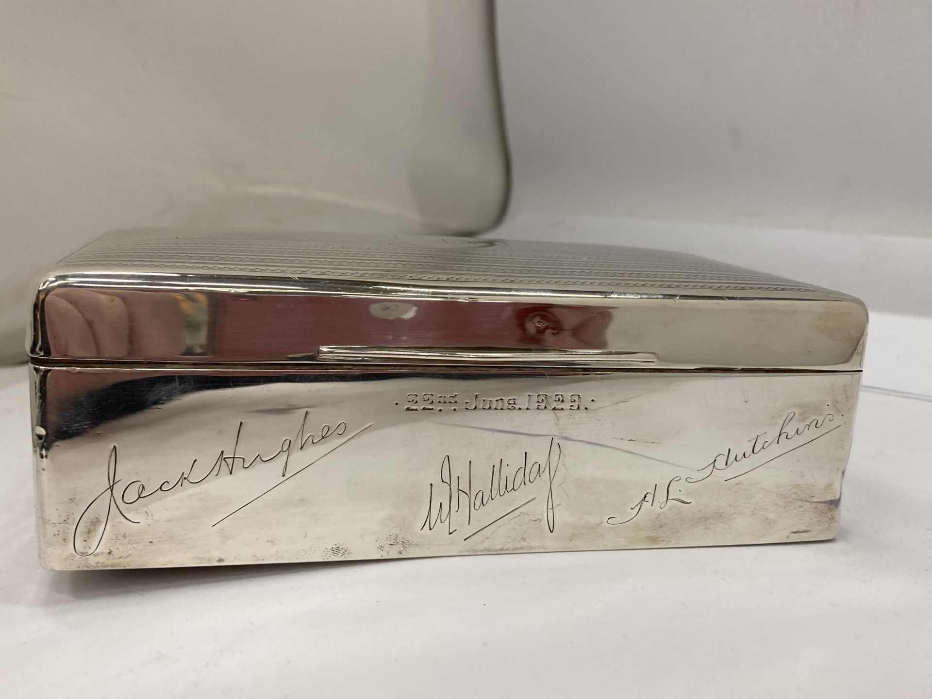 AN ART DECO HALLMARKED SILVER CIGARETTE CASE WITH ENGINE TURNED TOP AND ASSORTED ENGRAVED SIGNATURES - Image 2 of 6