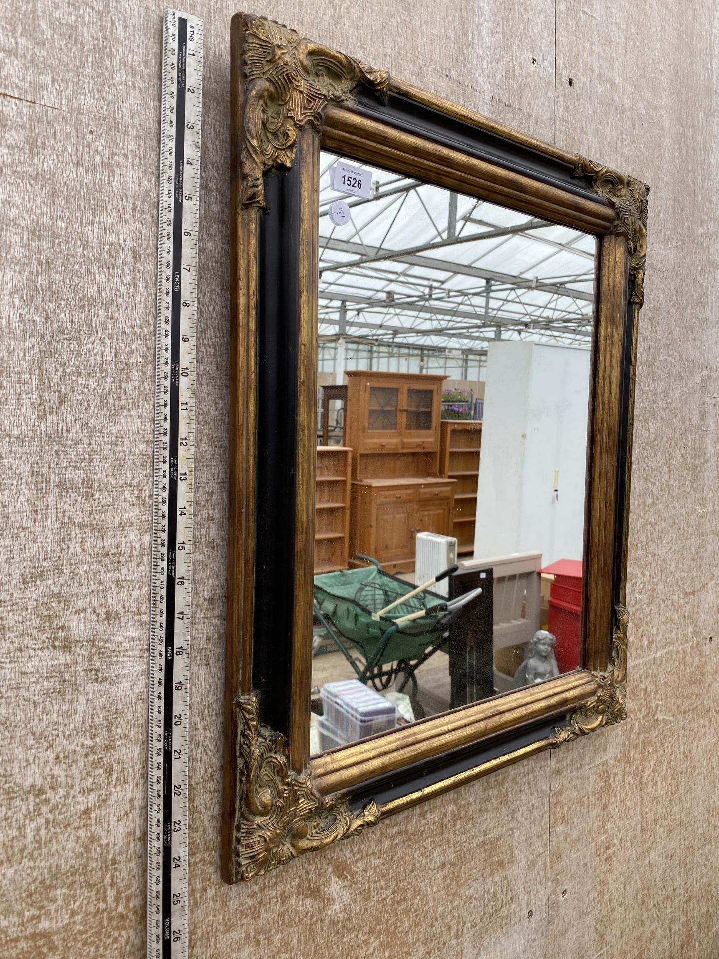 A DECORATIVE VINTAGE GILT FRAMED WALL MIRROR - Image 3 of 4