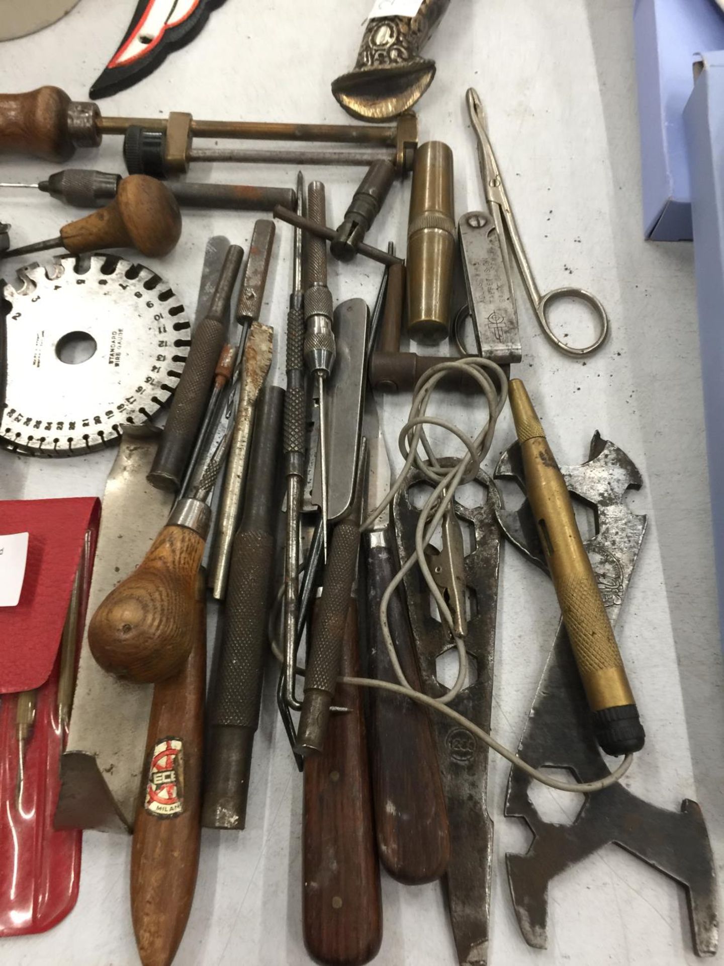 A QUANTITY OF SMALL VINTAGE TOOLS - Image 4 of 4