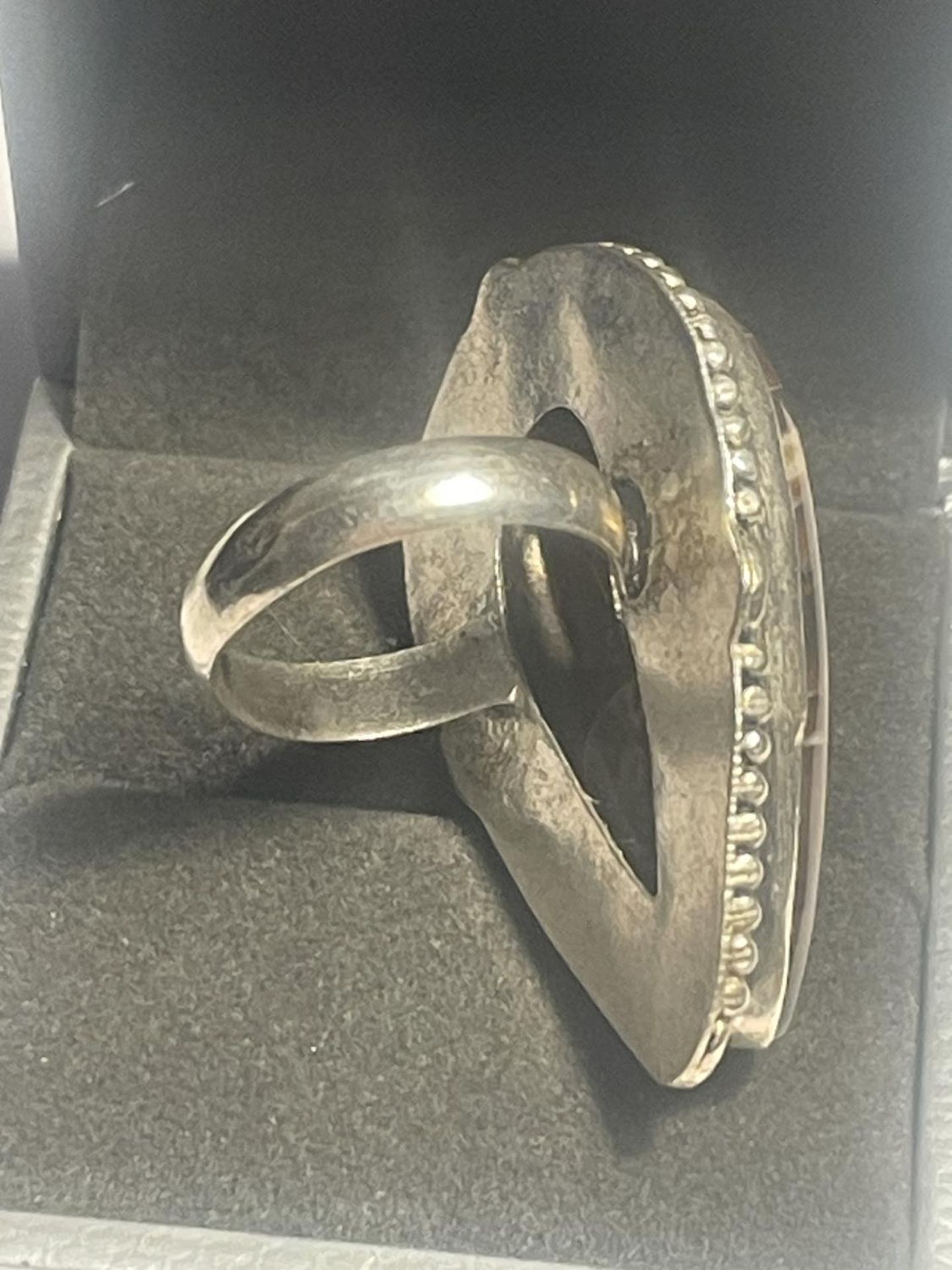 A SILVER RING WITH A FOSSIL STONE IN A PRESENTATION BOX - Image 2 of 3