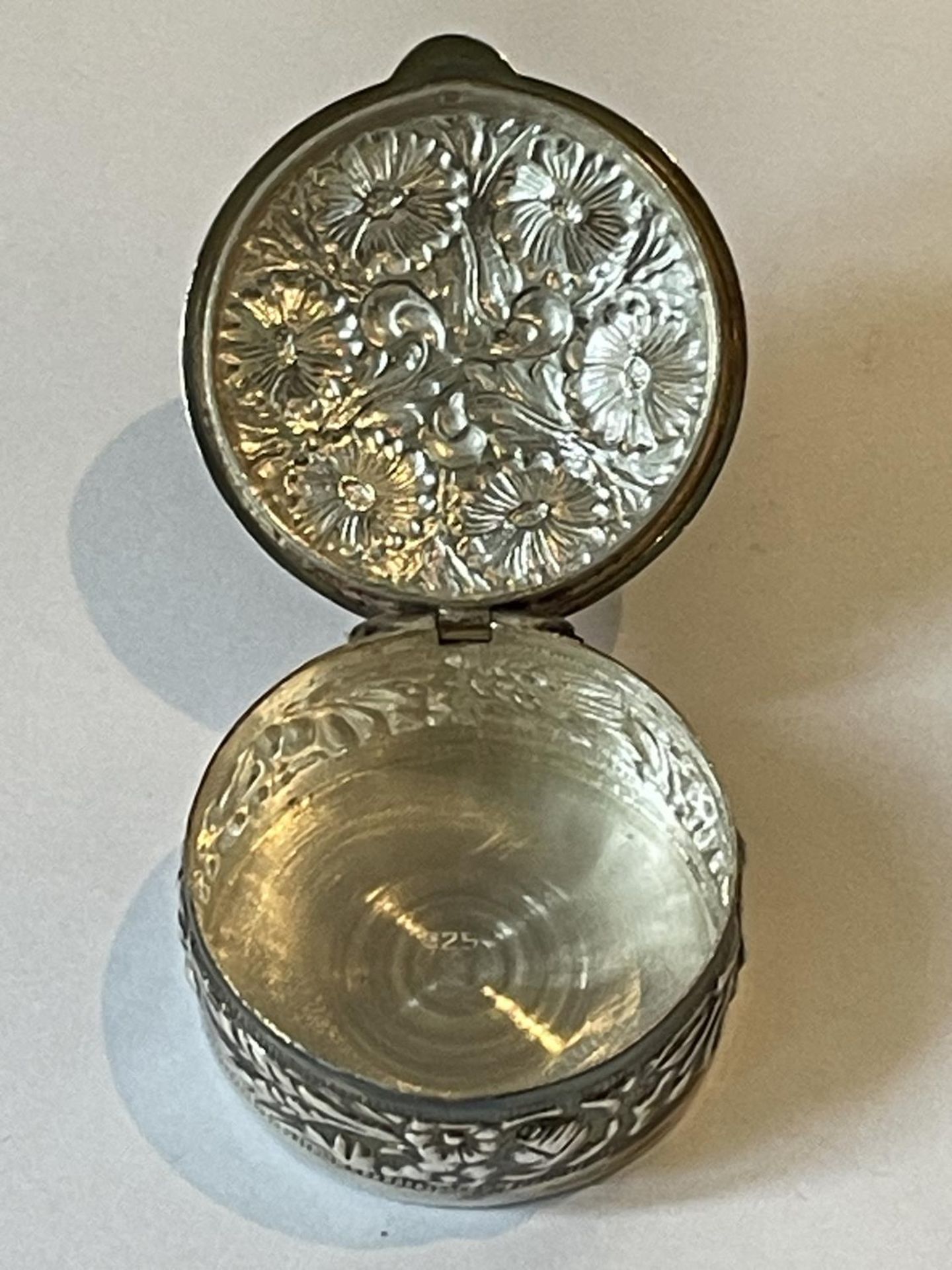 A SILVER CIRCULAR PILL BOX WITH FLORAL DECORATION - Image 4 of 4