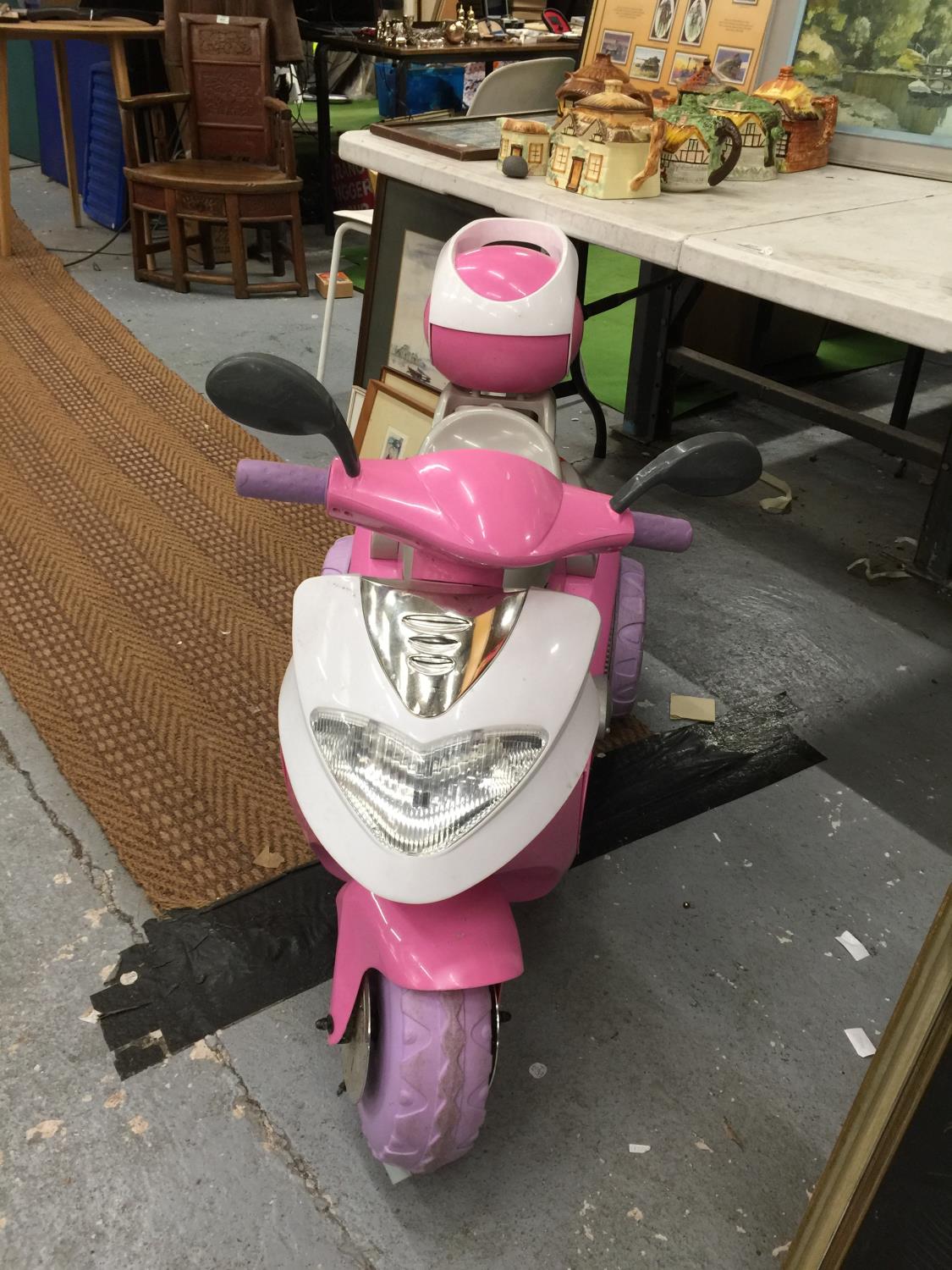 A CHILDREN'S PINK ELECTRIC THREE WHEELED SCOOTER WITH CHARGER - VENDOR STATES IN WORKING ORDER AND - Image 2 of 3