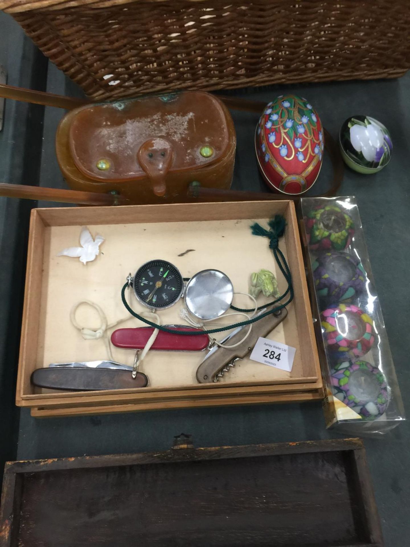 A MIXED LOT TO INCLUDE JEWELLERY BOXES, PEN KNIVES, WICKER BASKET, CANDLES, ETC., - Image 3 of 4