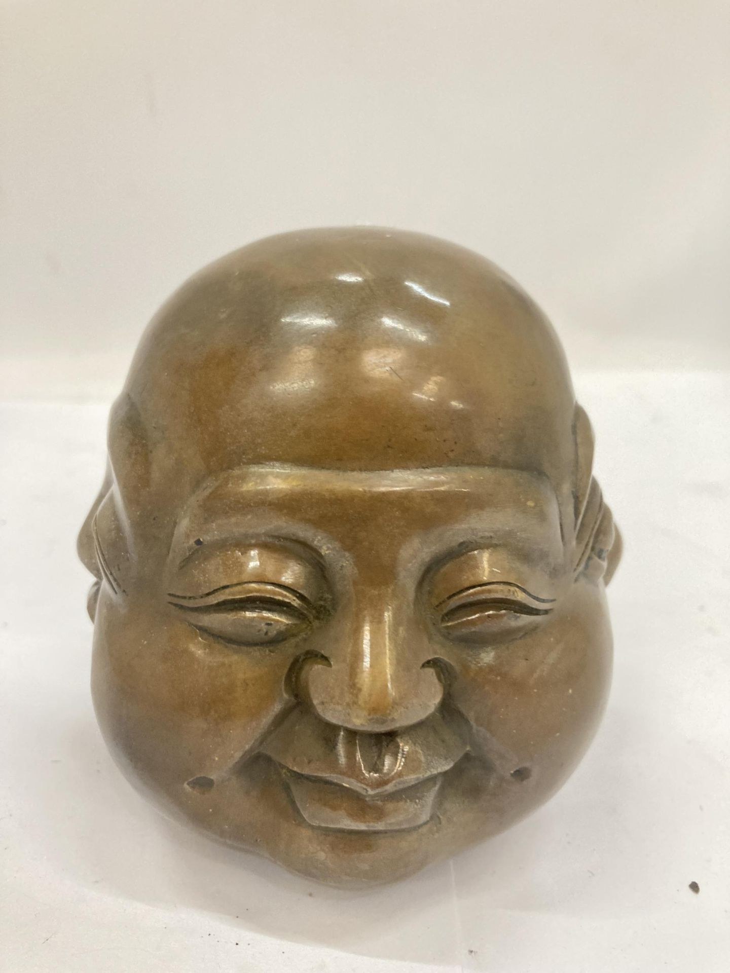 A BRASS FOUR FACED BUDDHA HEAD - Image 4 of 6