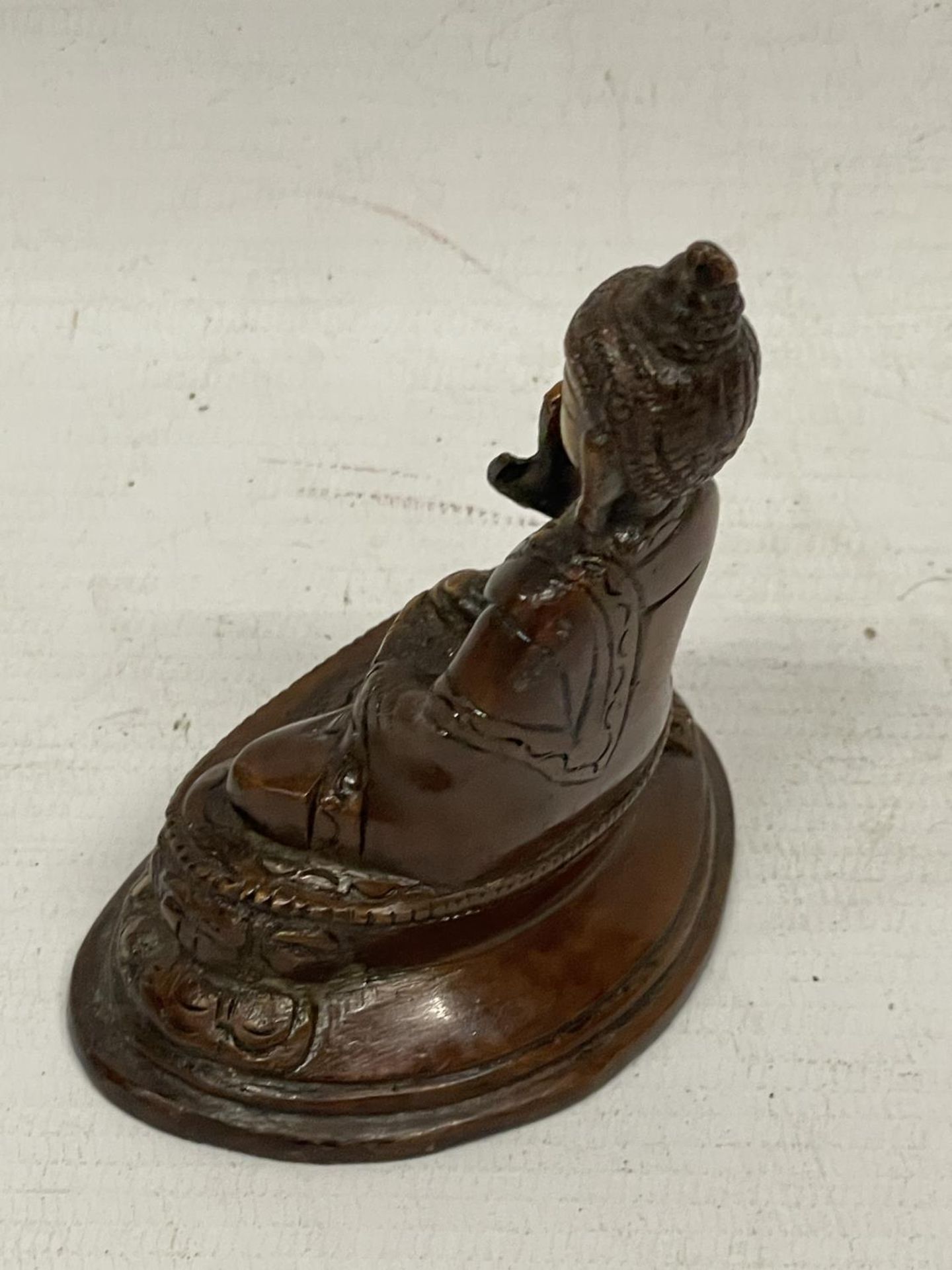 AN ORIENTAL BRONZE MODEL OF A SEATED BUDDHA - Bild 2 aus 4