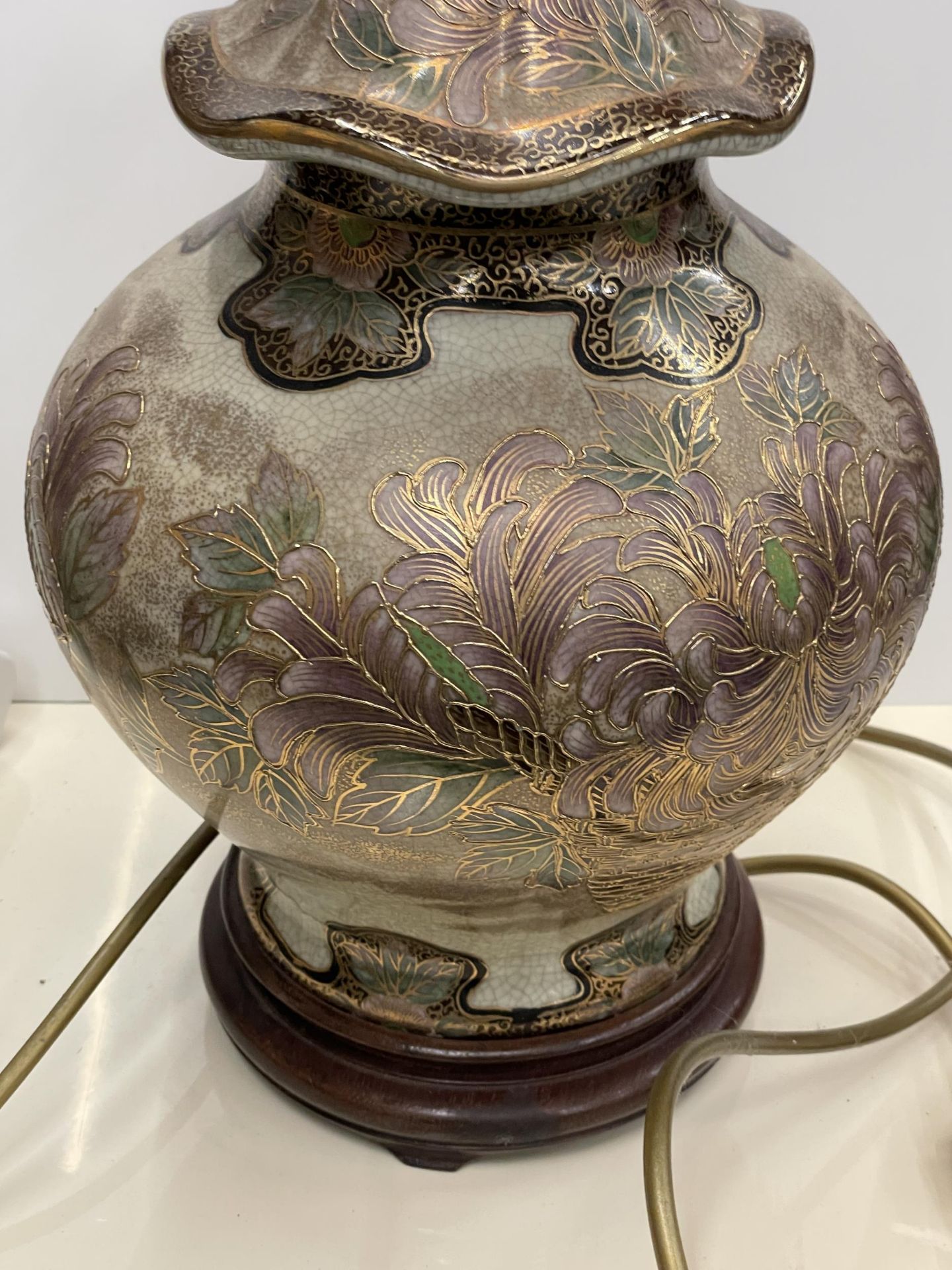 A VINTAGE ORIENTAL SATSUMA STYLE TABLE LAMP - Image 3 of 4