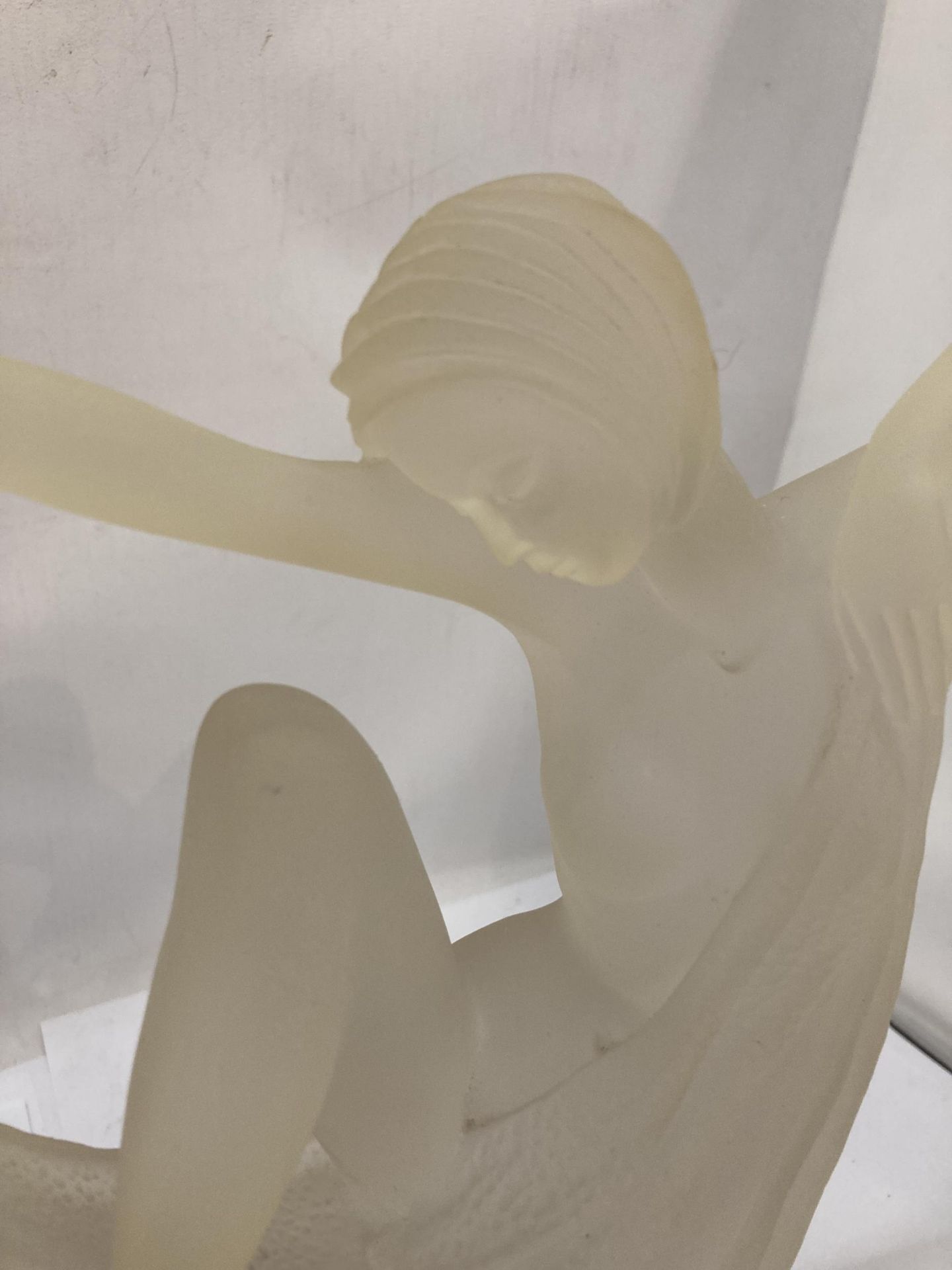 AN ART DECO FROSTED GLASS FIGURE - Image 3 of 4