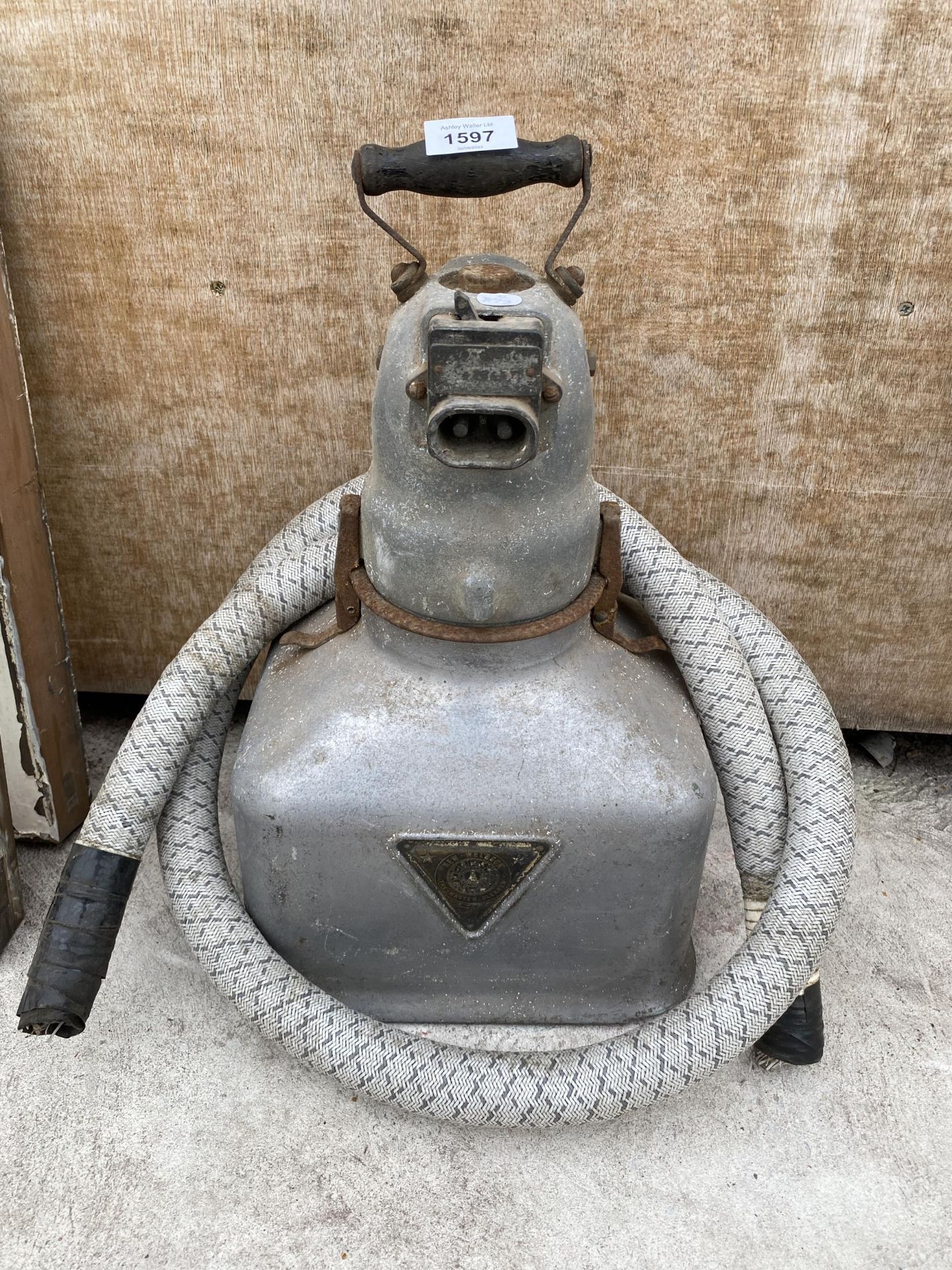 A VINTAGE NEW WELBECK CLEANING MACHINE