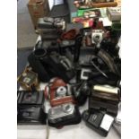 A COLLECTION OF VINTAGE CAMERAS TO INCLUDE KODAK AUTO COLORSNAP 35, PRAKTICA, ACCESSORIES ETC