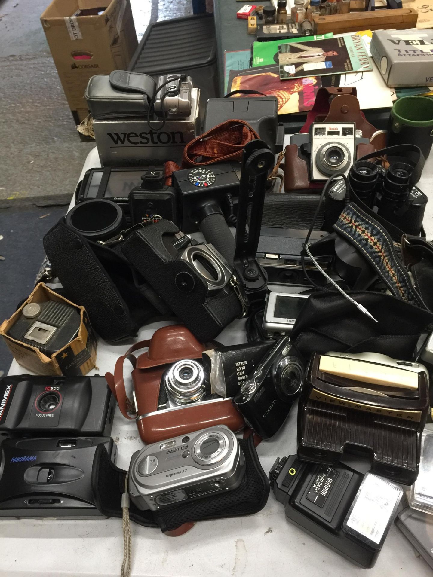 A COLLECTION OF VINTAGE CAMERAS TO INCLUDE KODAK AUTO COLORSNAP 35, PRAKTICA, ACCESSORIES ETC