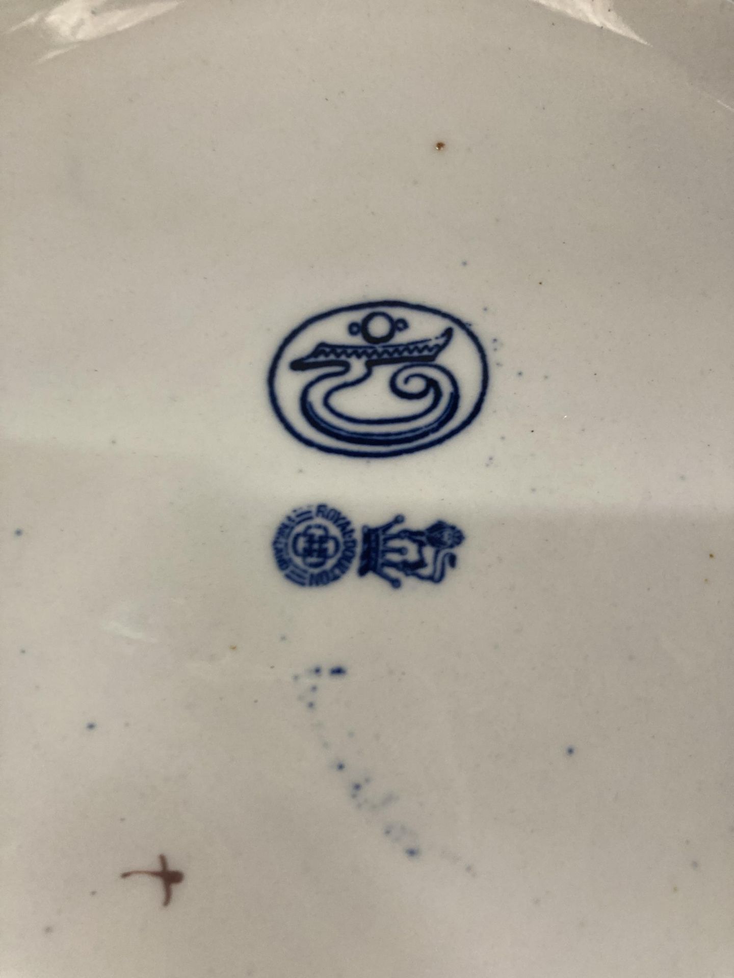 AN ART NOUVEAU ROYAL DOULTON BLUE AND WHITE FRUIT BOWL WITH ARTISTS MONOGRAM TO BASE - Image 3 of 4