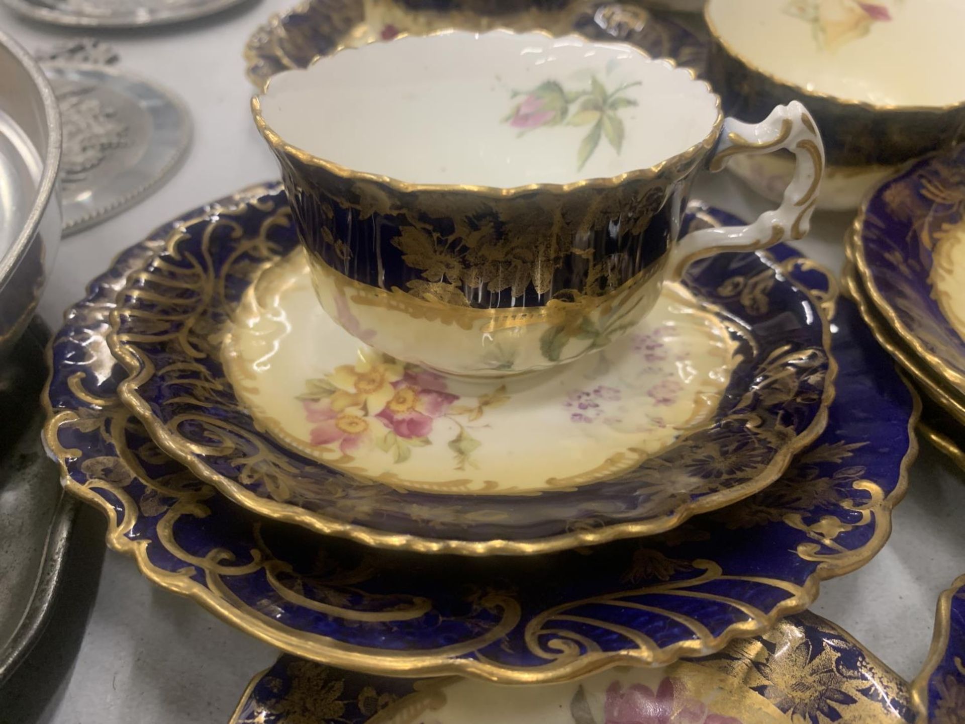 AN ANTIQUE CHINA TEASET TO INCLUDE A SUGAR BOWL, CREAM JUG, CUPS, SAUCERS, AND SIDE PLATES - Image 4 of 5