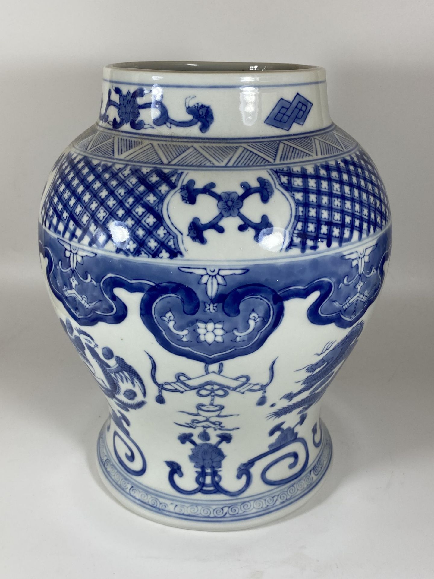 A LARGE CHINESE BLUE AND WHITE VASE WITH DRAGON DESIGN, MARKS TO BASE, HEIGHT 31CM - Image 3 of 6