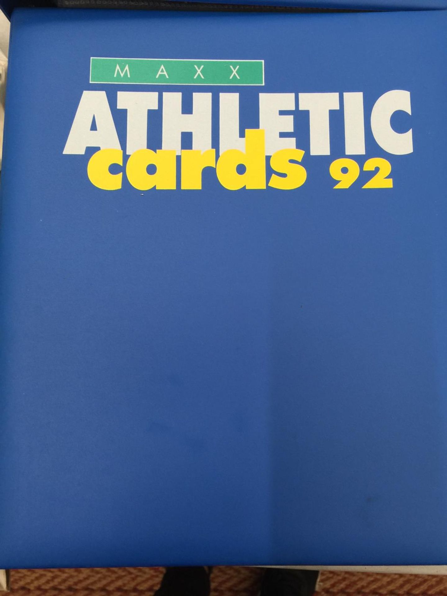 A LARGE QUANTITY OF ATHLETICS ITEMS TO INCLUDE MAXX CARDS, SOUVENIR PROGRAMMES, A SET OF TRANSIT - Image 4 of 5