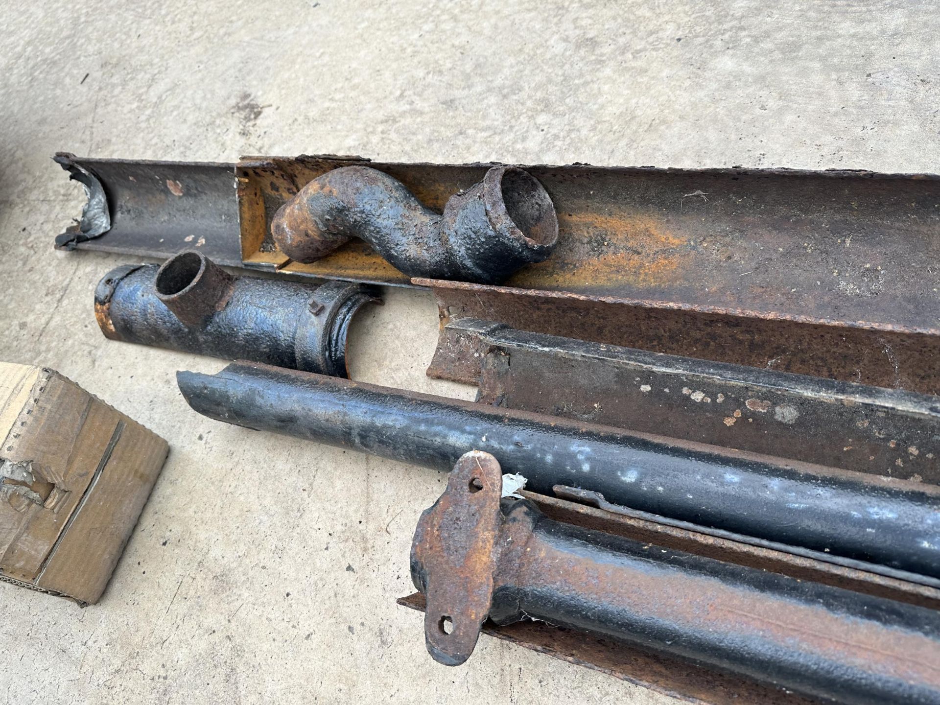 AN ASSORTMENT OF CAST IRON GUTTERS AND DOWN SPOUTS ETC - Image 3 of 3