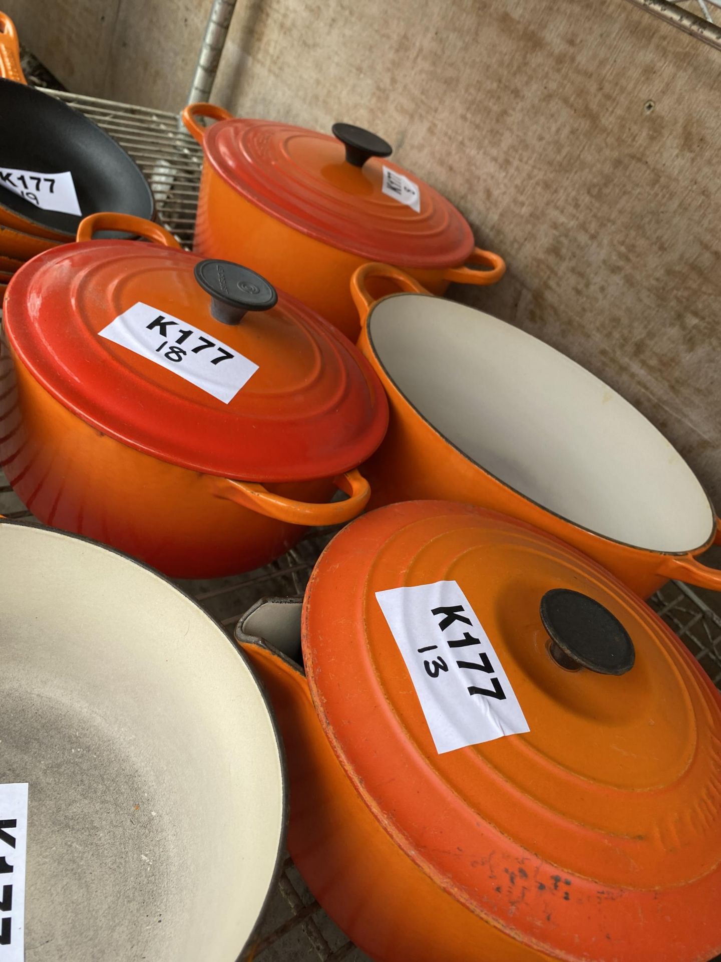 A LARGE COLLECTION OF ORANGE LE CREUSET PANS TO INCLUDE CASAROLE DISHES, VARIOUS SIZED SAUCEPANS AND - Bild 3 aus 5